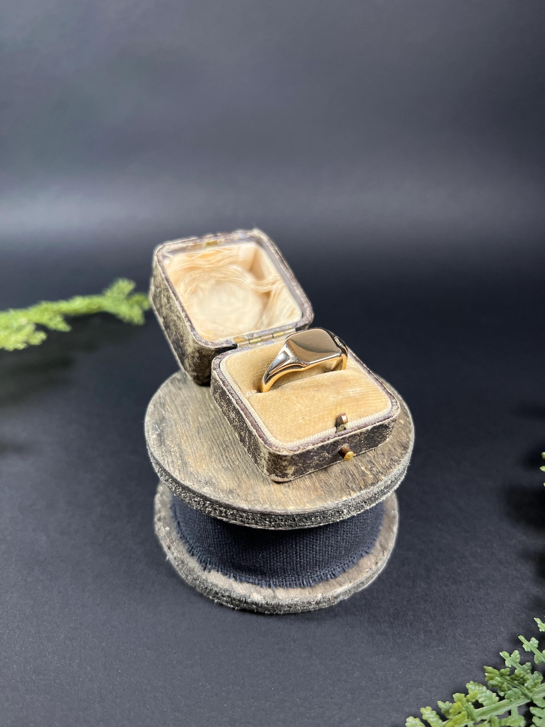 Vintage 9ct Yellow & White Gold, Birmingham Marked 1933, Rectangular Signet Ring For Sale 4