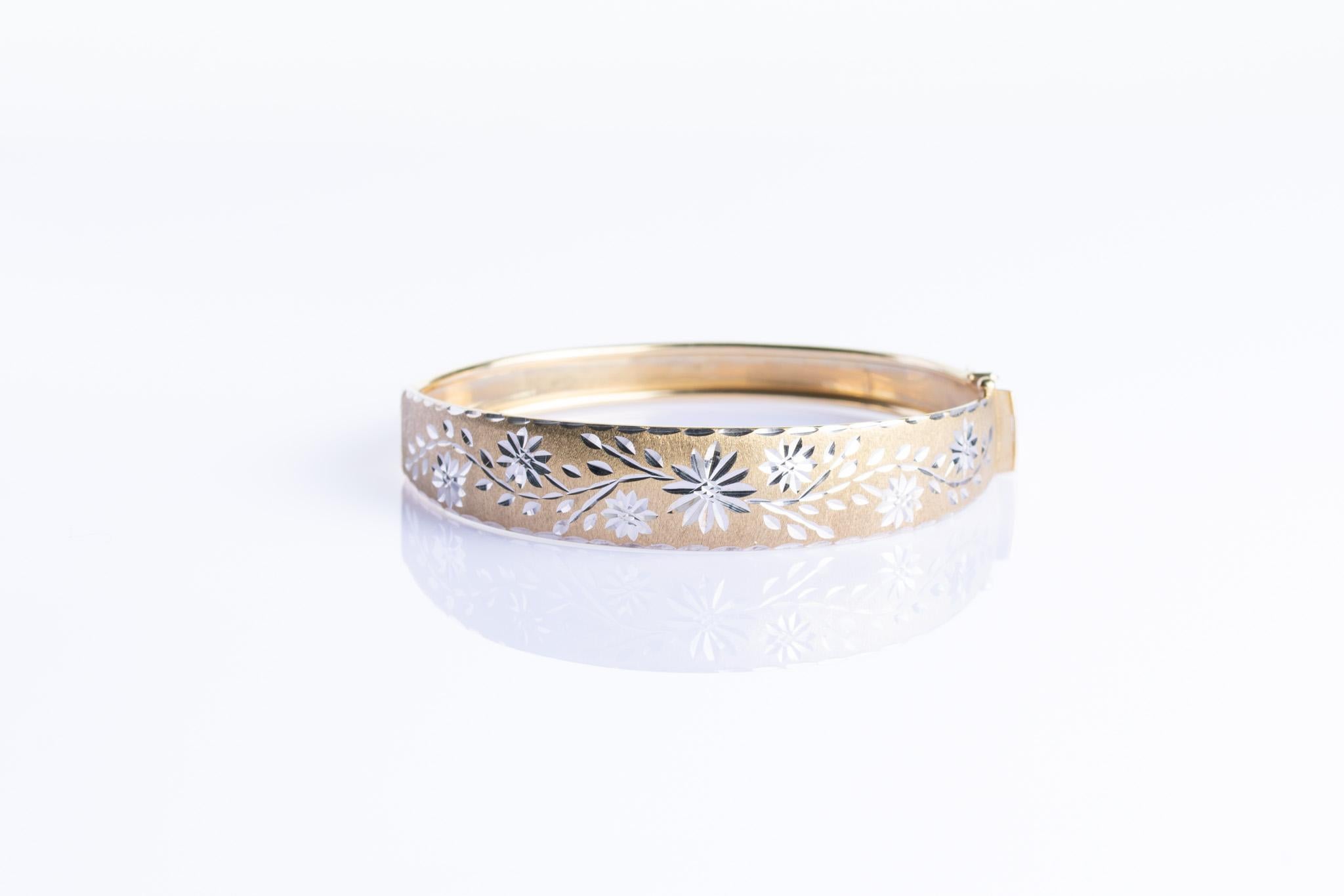 Brazalete grabado vintage de oro amarillo y blanco de 9 ct en Bueno estado para la venta en Portland, England