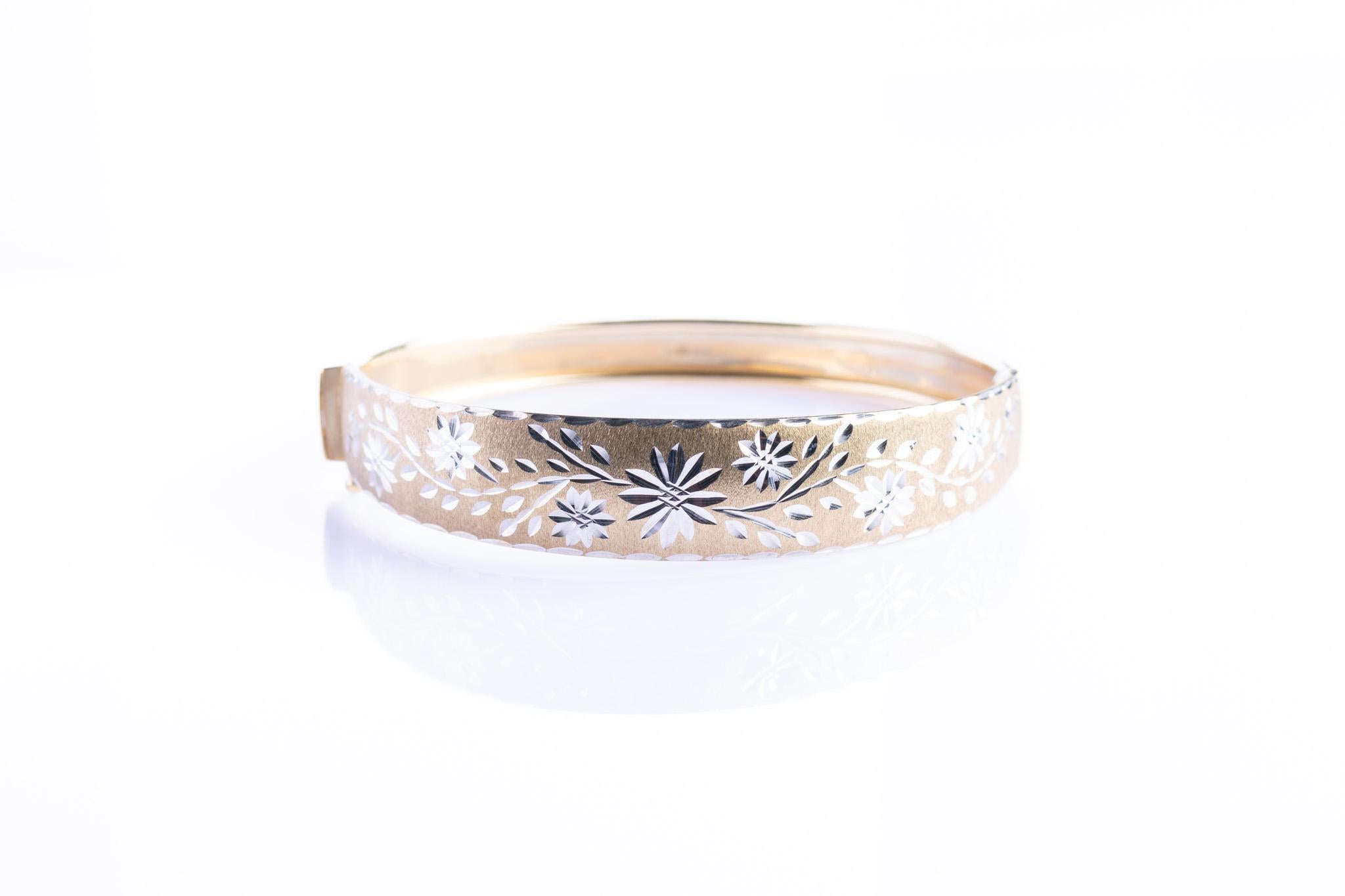 Brazalete grabado vintage de oro amarillo y blanco de 9 ct en venta 3