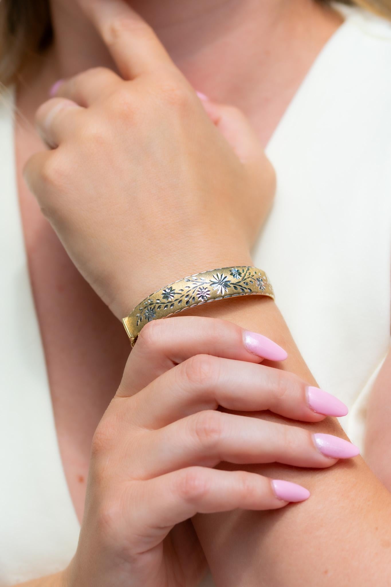 Brazalete grabado vintage de oro amarillo y blanco de 9 ct en venta 5