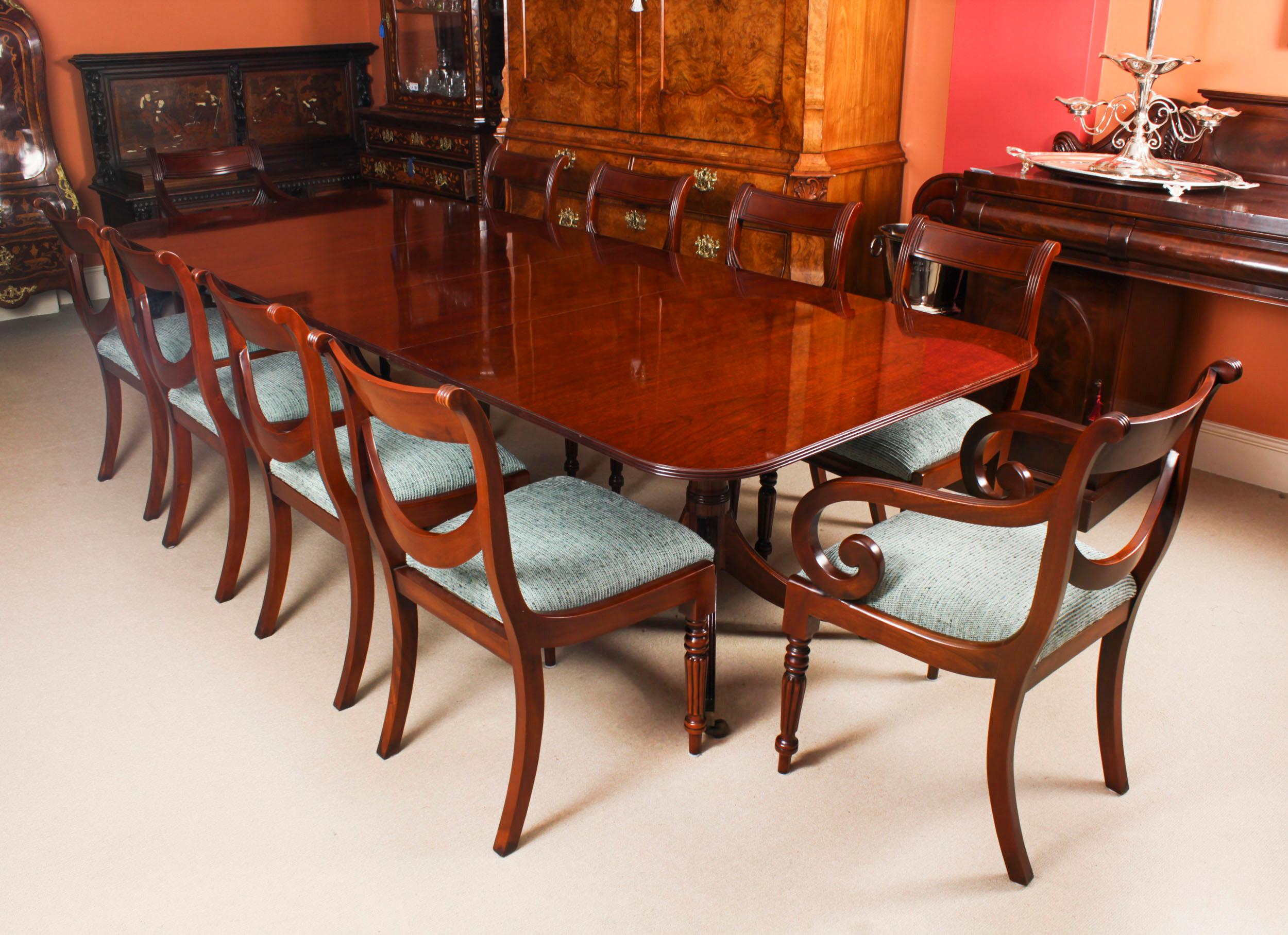 Dies ist  ein fabelhafter Vintage-Regency-Revival-Esstisch des Meisters William Tillman, datiert CIRCA 1980.

Der Tisch ist aus massivem, geflammtem Mahagoni gefertigt und steht auf zwei gedrechselten Säulen mit vier Säbelbeinen, die mit