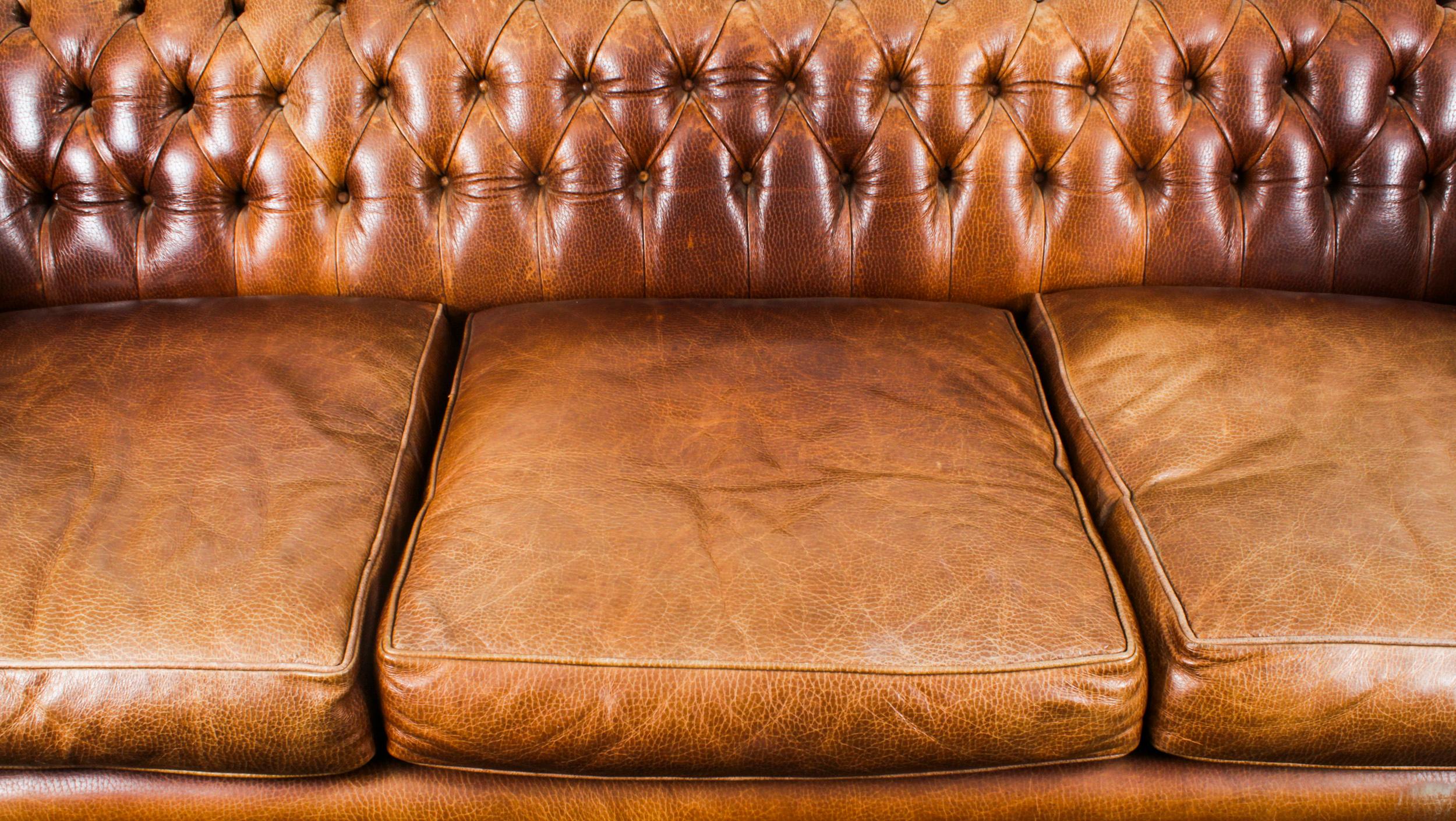 Vintage English Button Back Leather Chesterfield Sofa, Mid 20th Century In Good Condition In London, GB