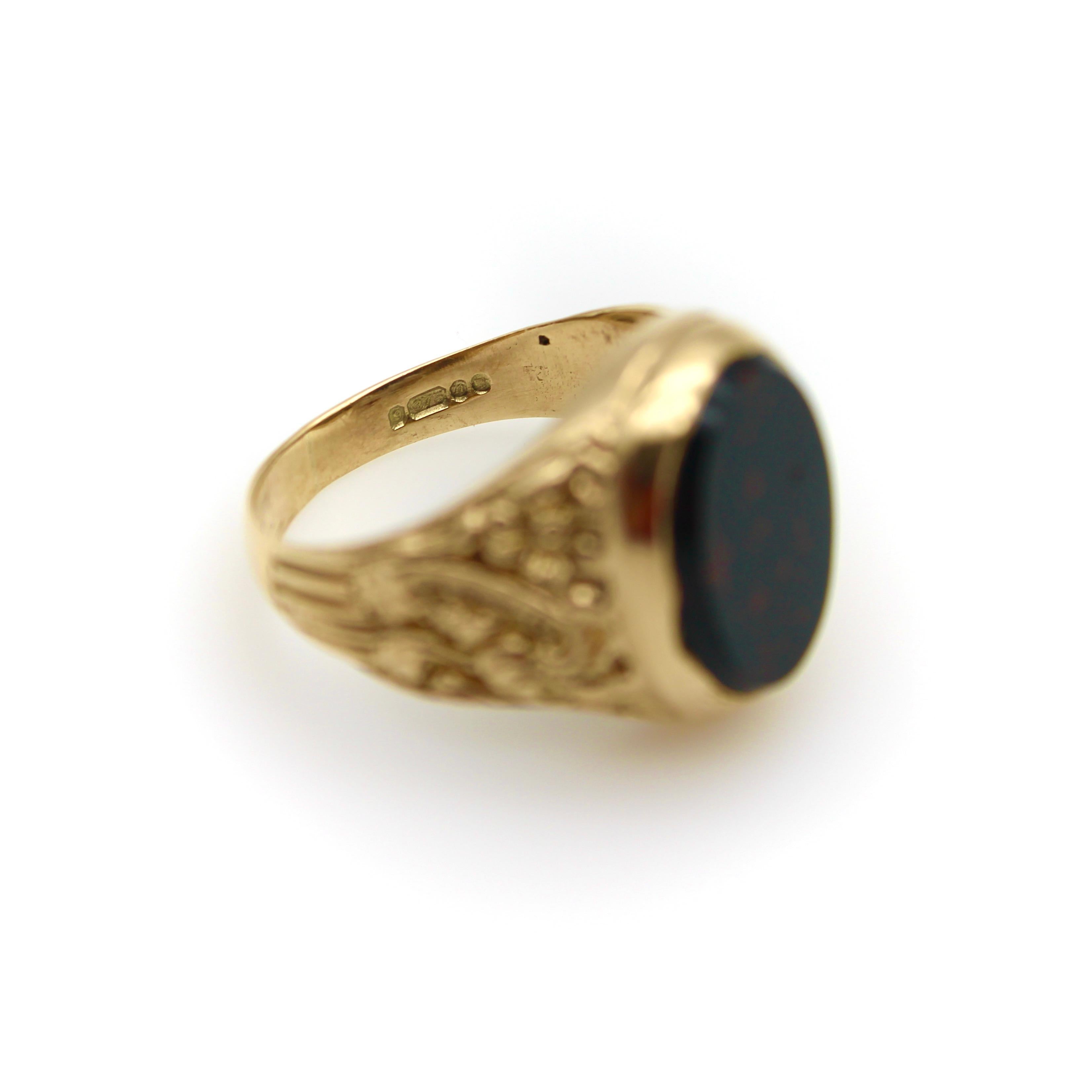 Vintage 9K Gold and Bloodstone Signet Ring In Good Condition In Venice, CA
