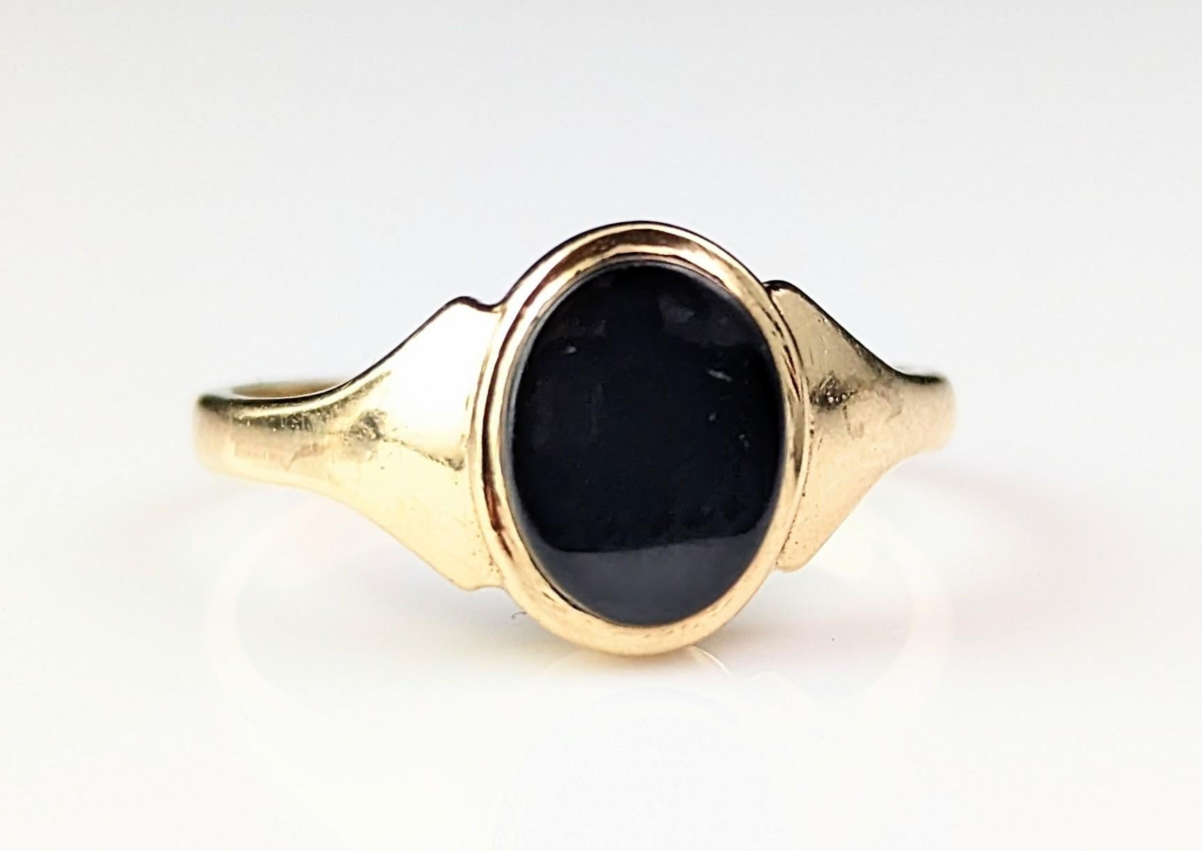 Vintage 9k gold and Onyx Signet ring, Pinky ring  For Sale 6