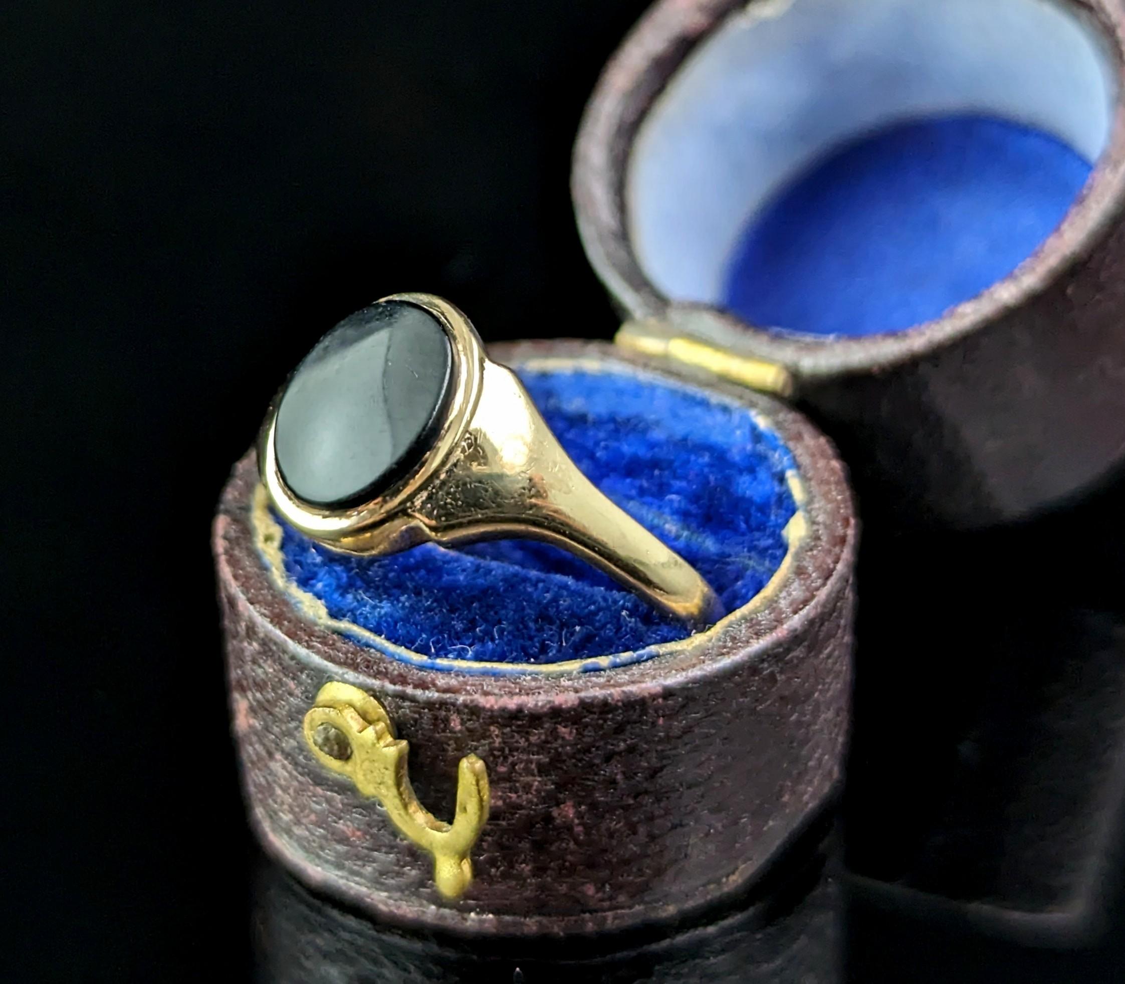 Vintage 9k gold and Onyx Signet ring, Pinky ring  In Good Condition For Sale In NEWARK, GB
