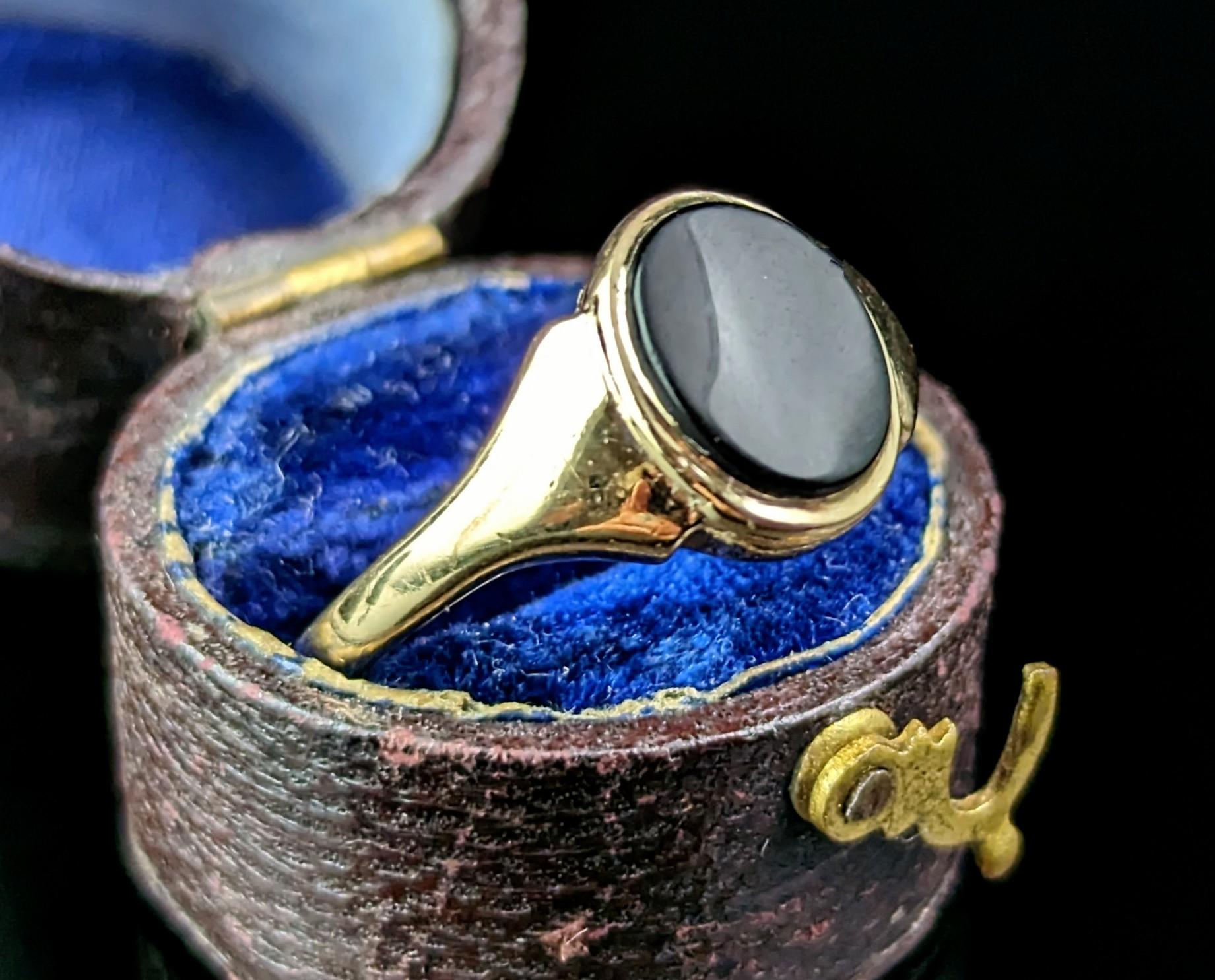 Women's or Men's Vintage 9k gold and Onyx Signet ring, Pinky ring  For Sale