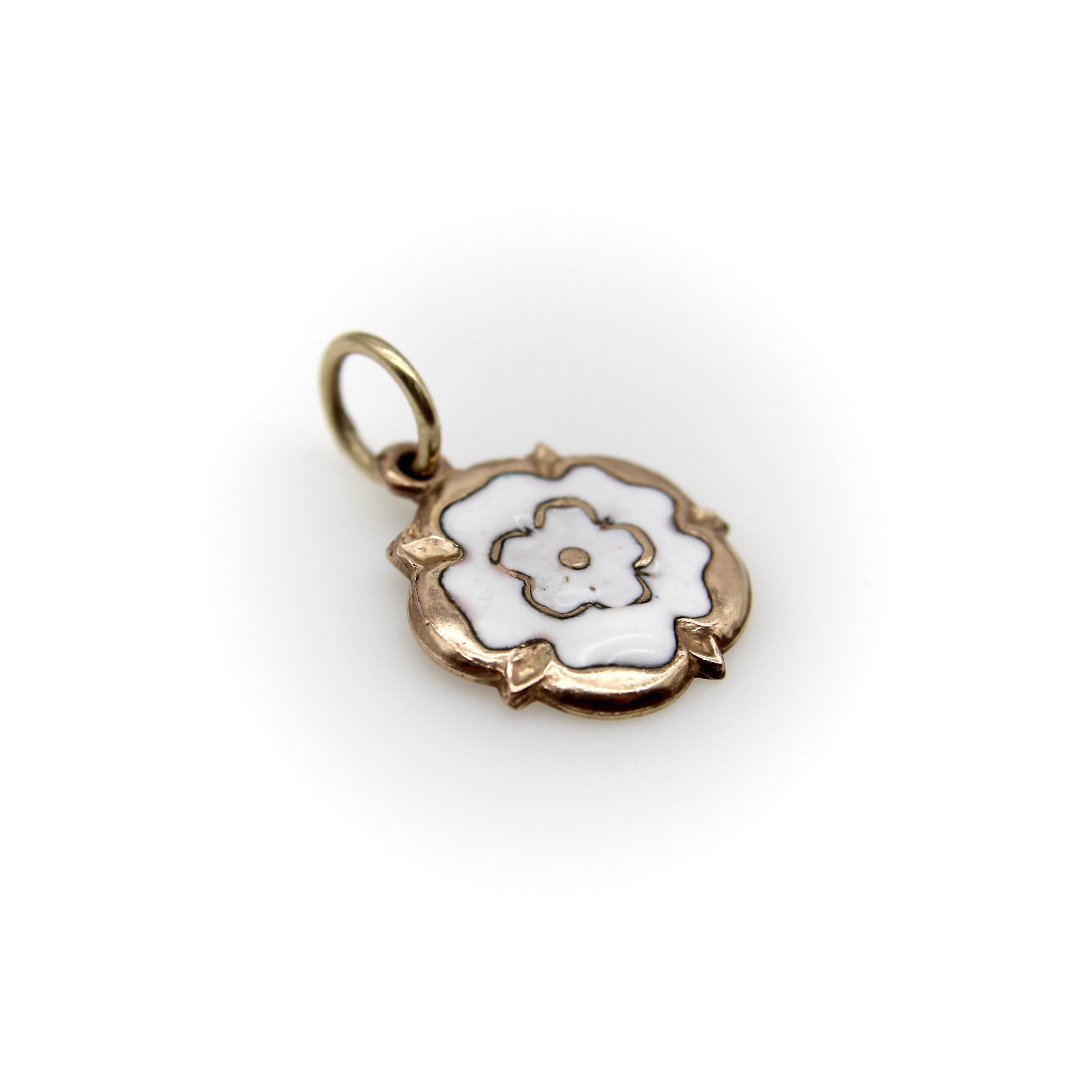 Questo dolce charme in oro 9k raffigura la rosa di Tudor in smalto bianco. L'oro ha una bella tonalità rosata e lo smalto bianco risalta sull'oro. Circa 1972, questo charme è stato realizzato a Birmingham ed è il simbolo per eccellenza
