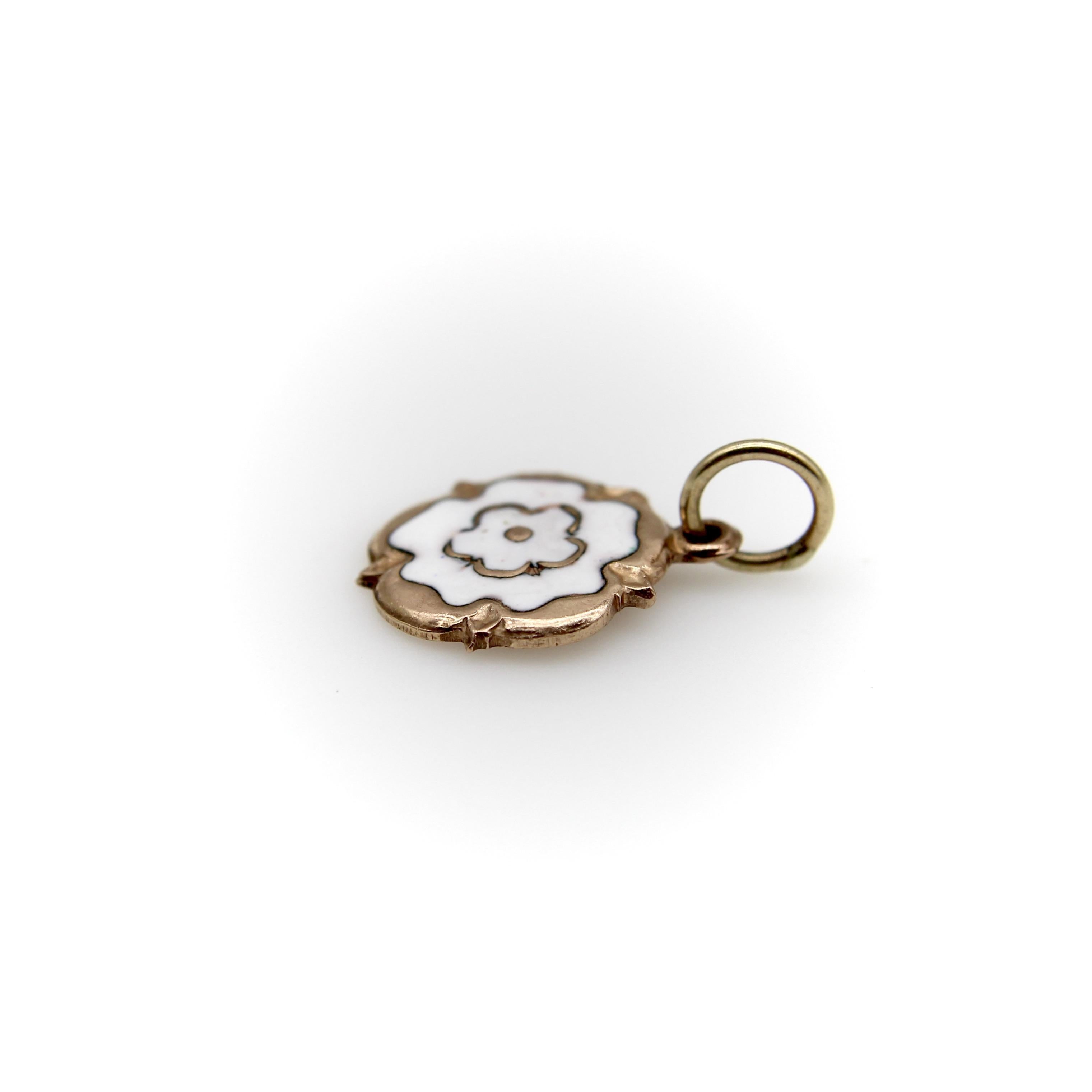 Moderno Charm d'epoca in oro 9K e smalto bianco Tudor Rose in vendita