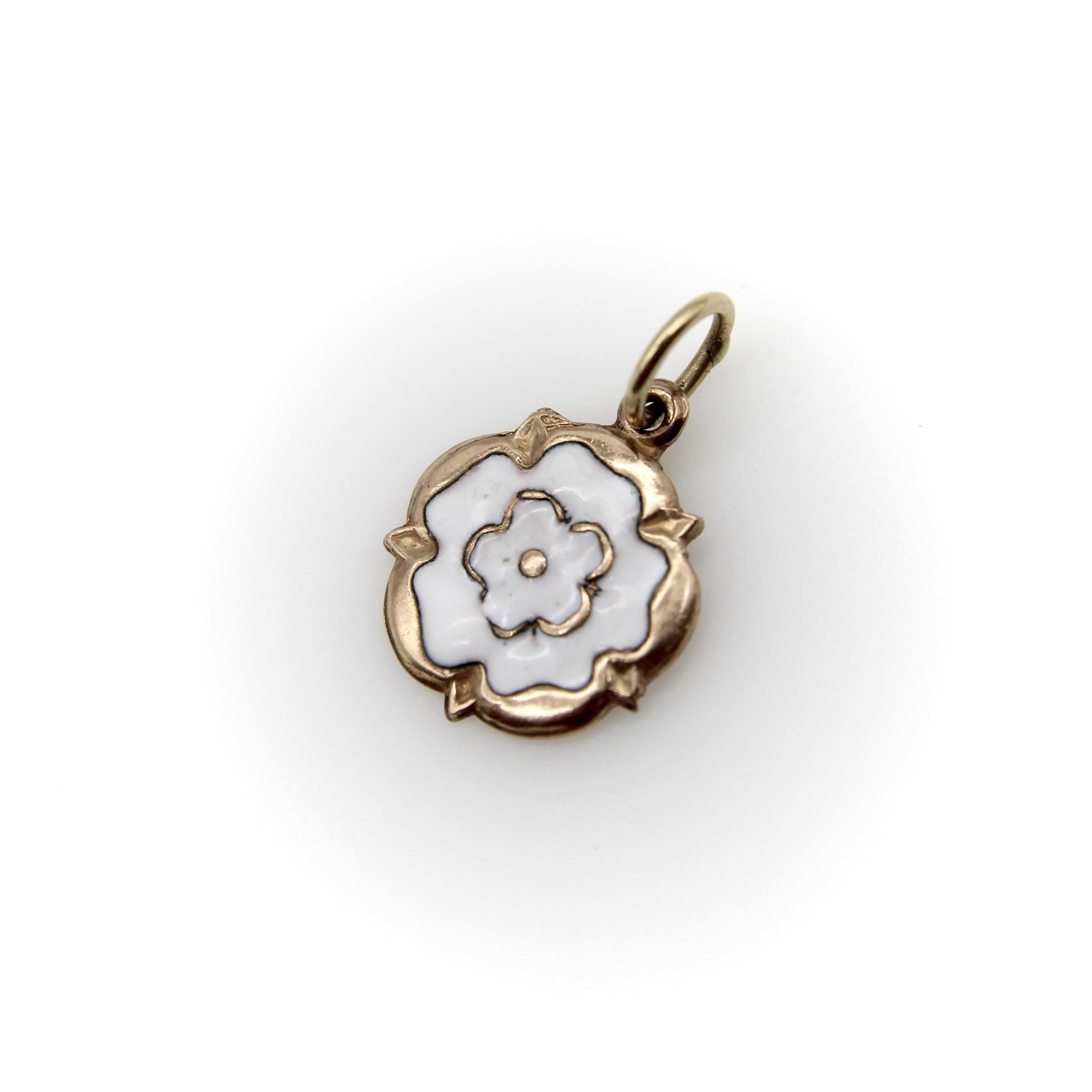 Charm d'epoca in oro 9K e smalto bianco Tudor Rose In condizioni buone in vendita a Venice, CA