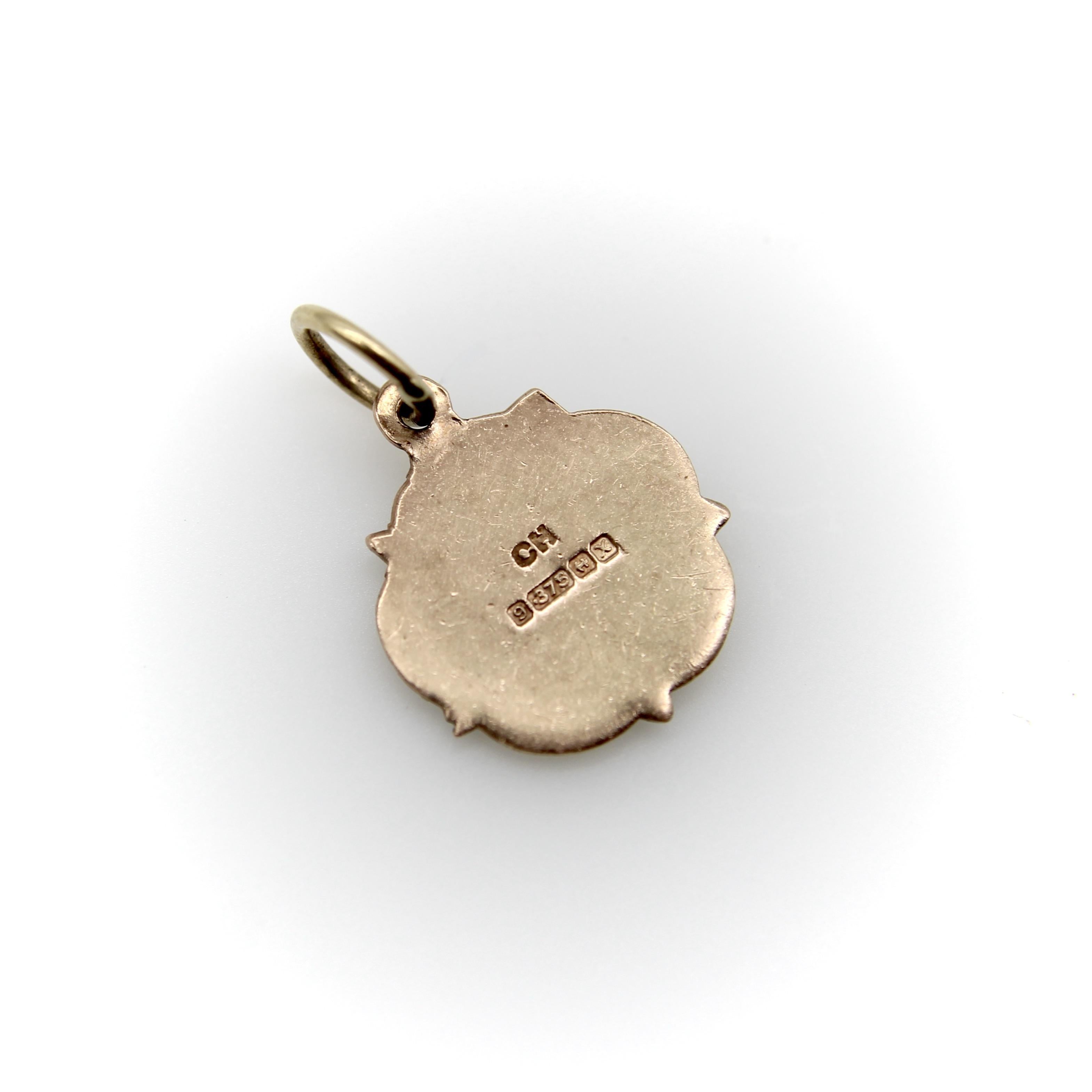 da uomo o donna Charm d'epoca in oro 9K e smalto bianco Tudor Rose in vendita