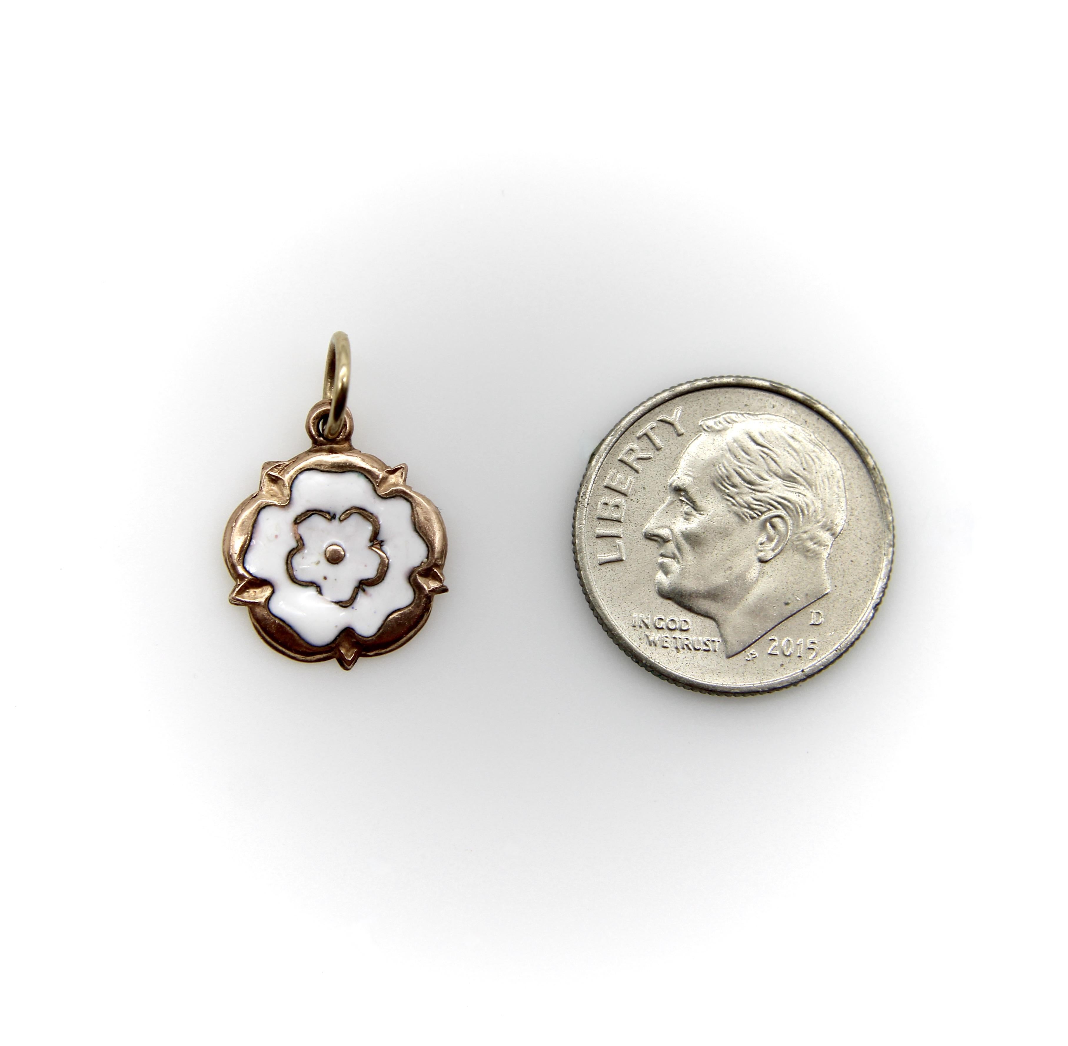 Charm d'epoca in oro 9K e smalto bianco Tudor Rose in vendita 1