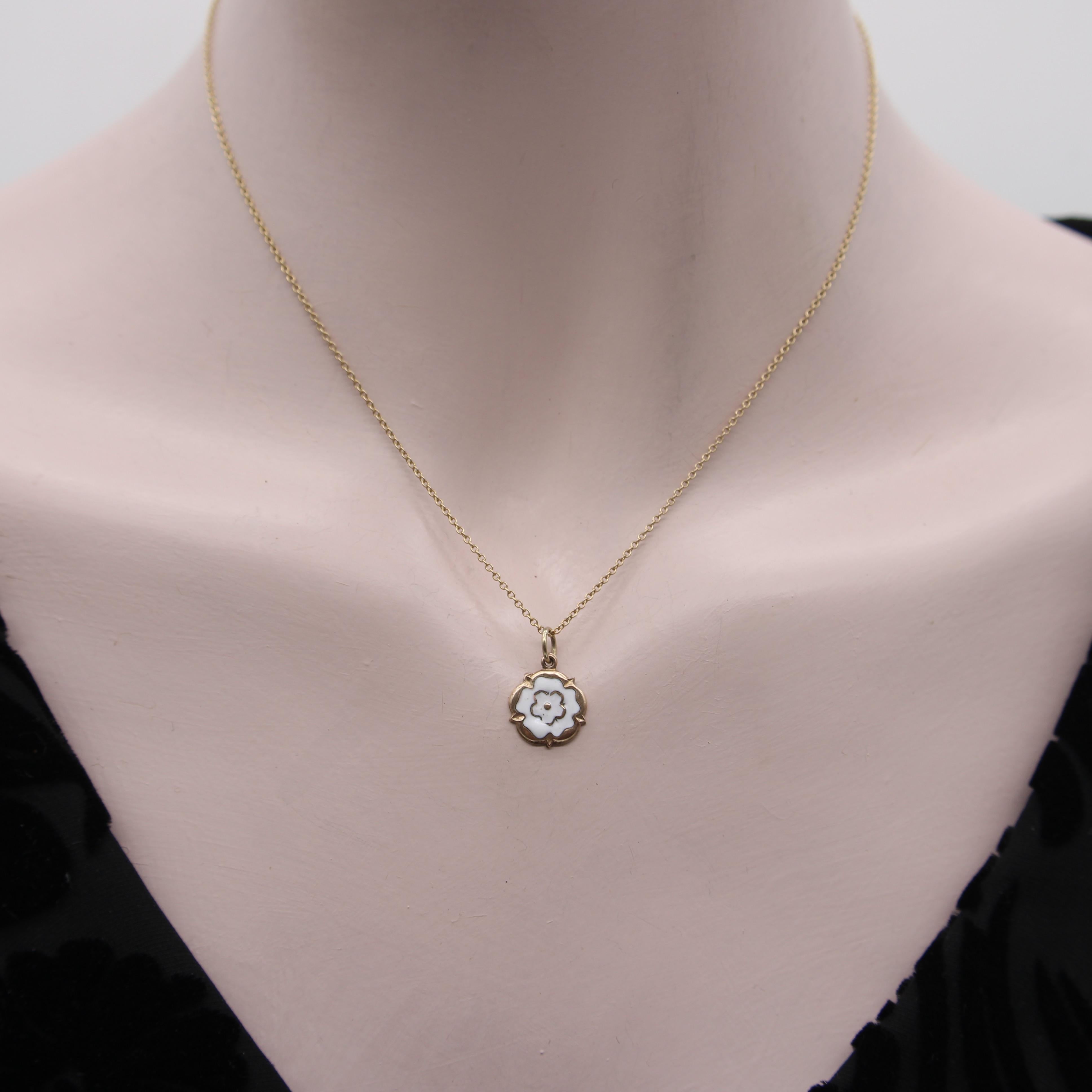 Charm d'epoca in oro 9K e smalto bianco Tudor Rose in vendita 2