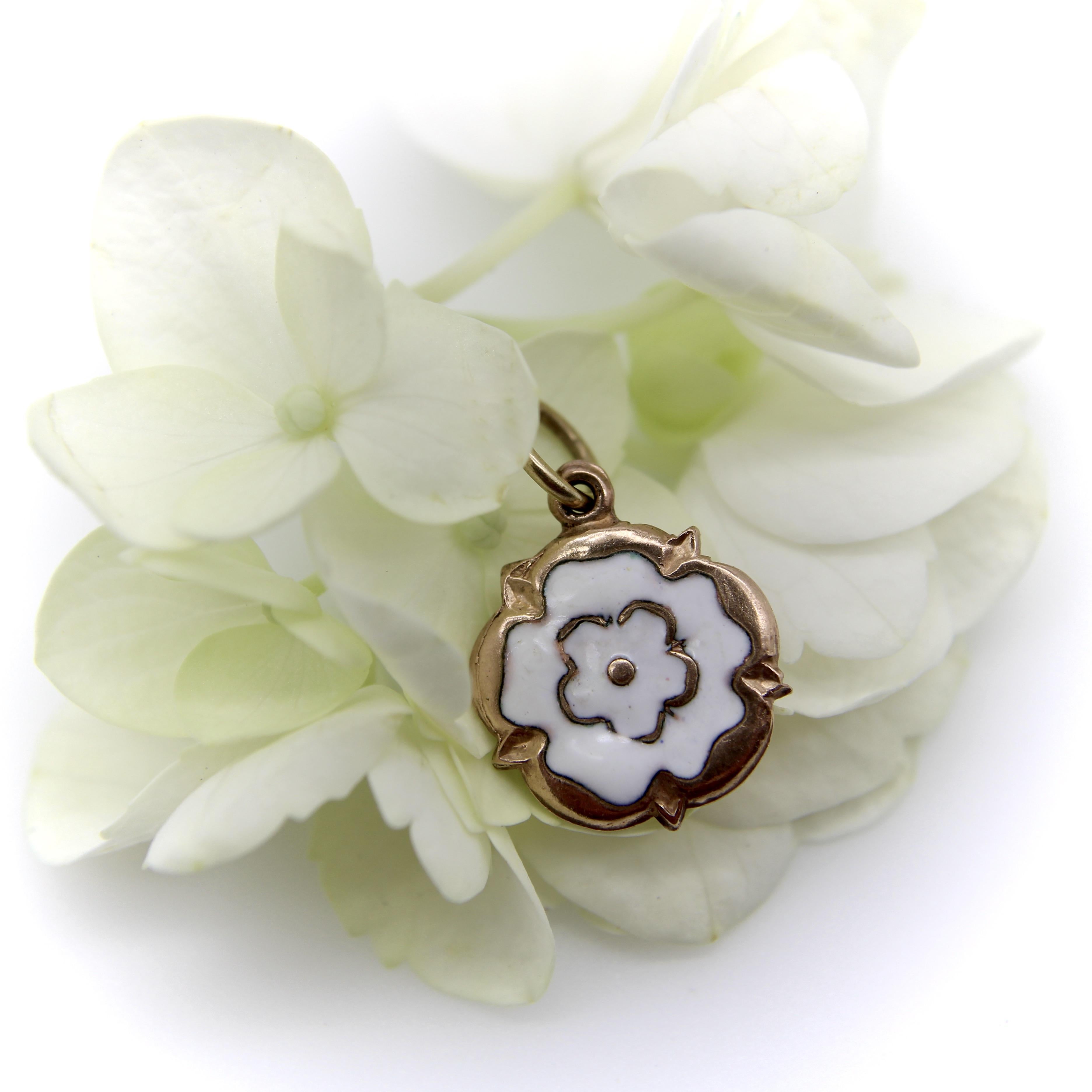 Charm d'epoca in oro 9K e smalto bianco Tudor Rose in vendita 3