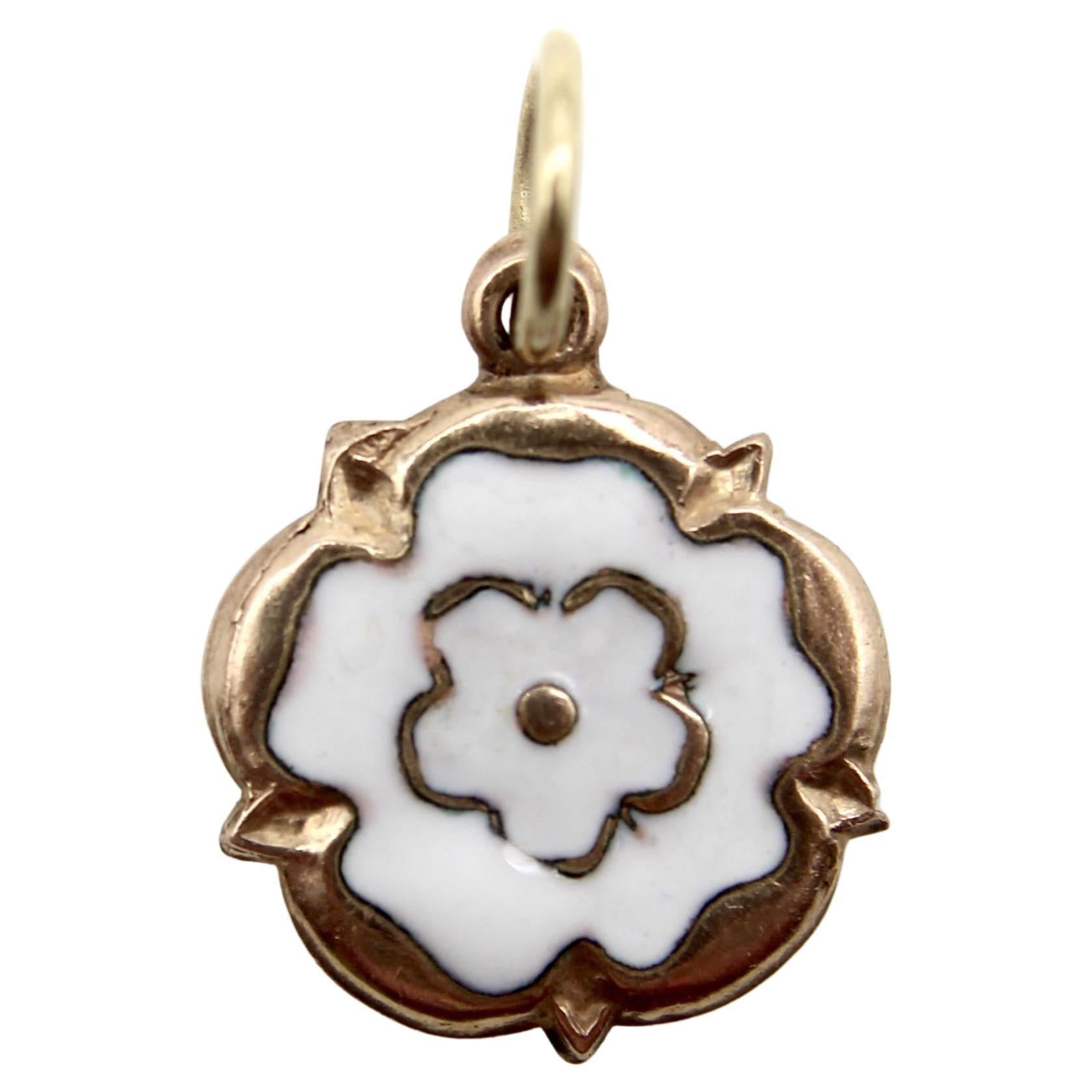 Charm d'epoca in oro 9K e smalto bianco Tudor Rose in vendita