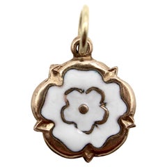Vintage 9K Gold und weißer Emaille Tudor Rose Charme