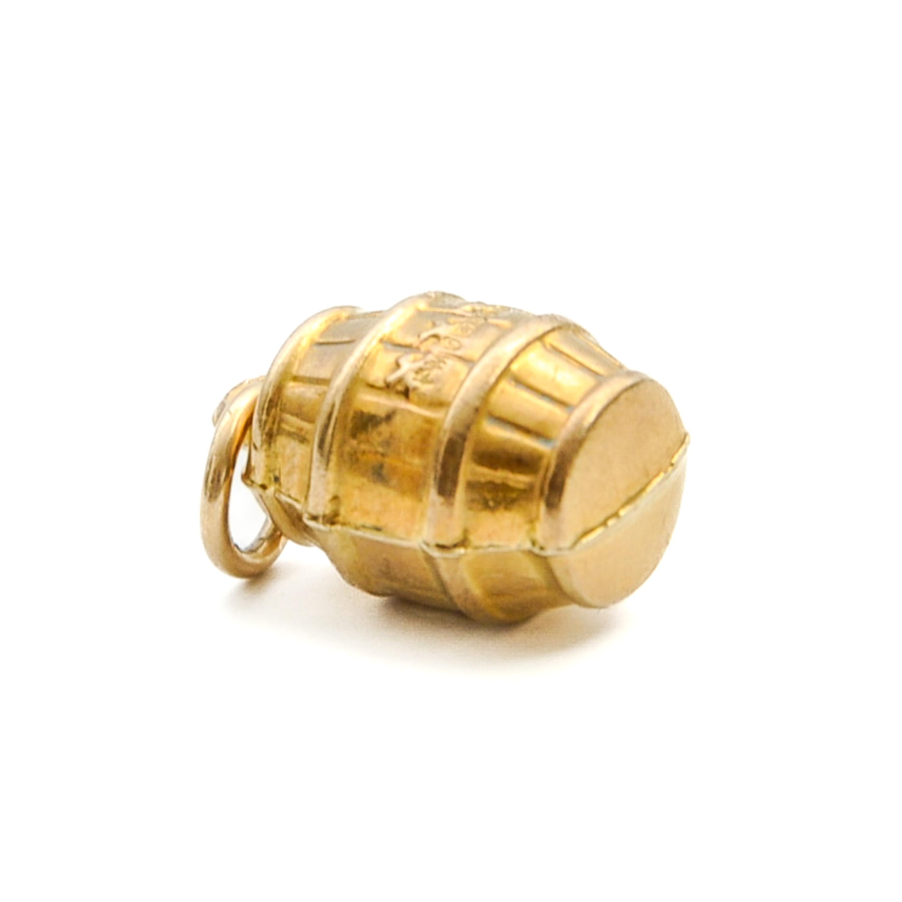Vintage 9K Gold Barrel Charm Pendant In Good Condition For Sale In Rotterdam, NL