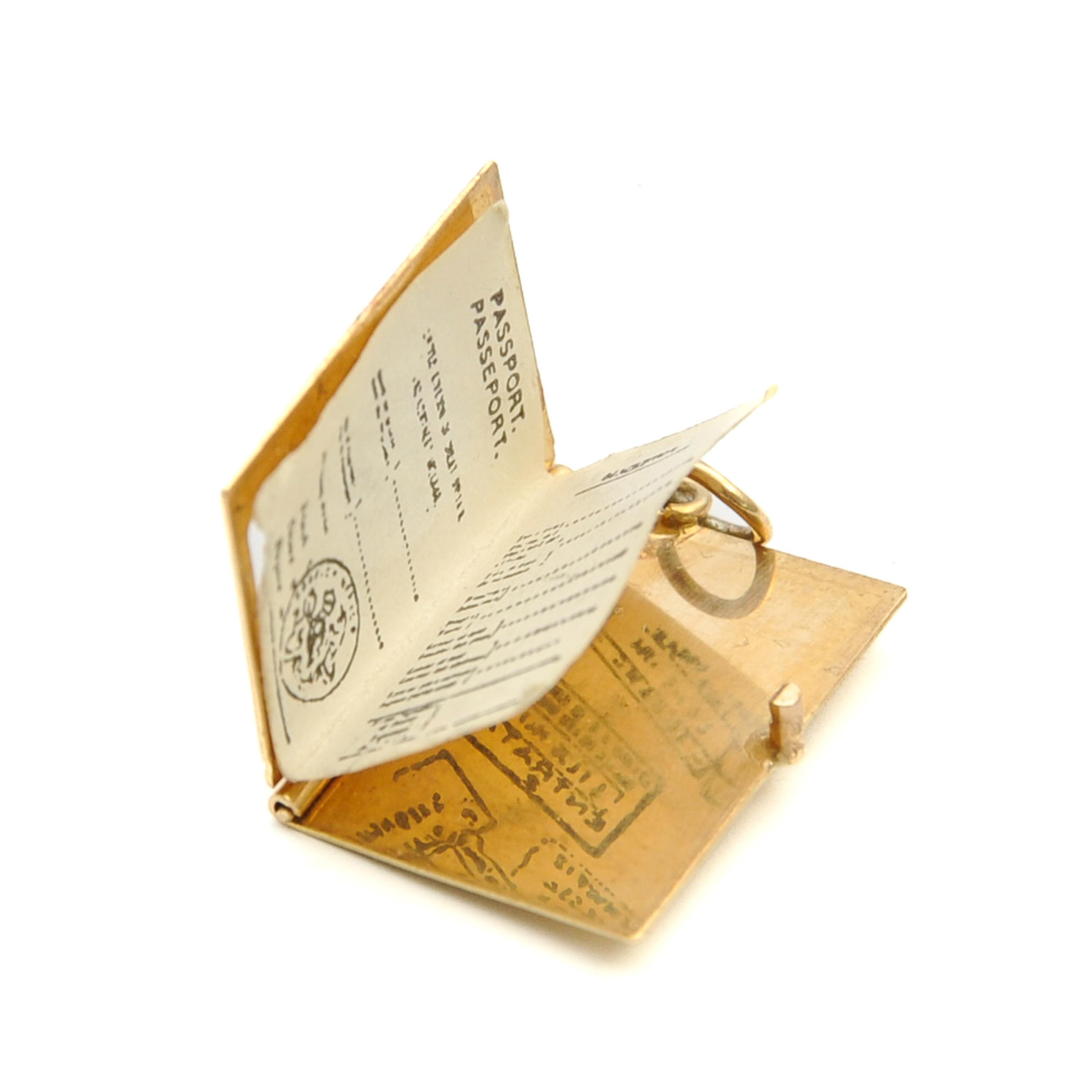 Vintage 9K Gold British Passport Charm In Good Condition In Rotterdam, NL