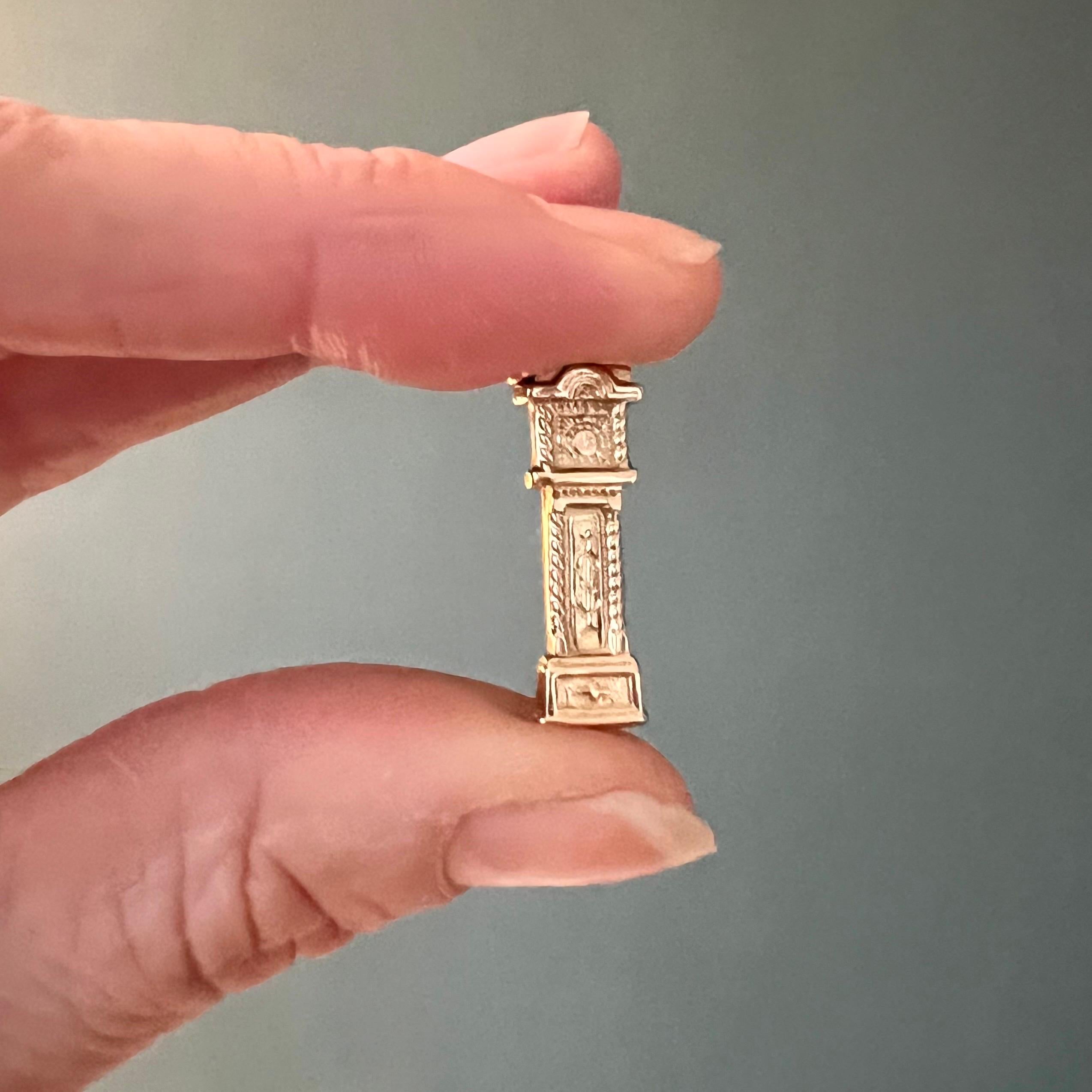 Il s'agit d'un pendentif en or 9 carats en forme de charme de coucou vintage. La breloque du coucou est joliment détaillée et comporte de belles gravures.

Les charms sont des souvenirs à porter sur soi, ils ont une valeur symbolique et souvent
