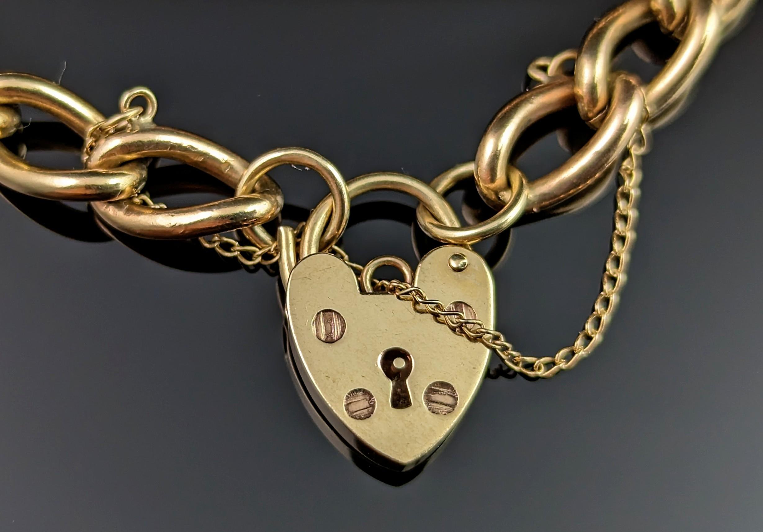 Vintage 9k Gold Curb Link Bracelet, Heart Padlock Clasp In Good Condition For Sale In NEWARK, GB