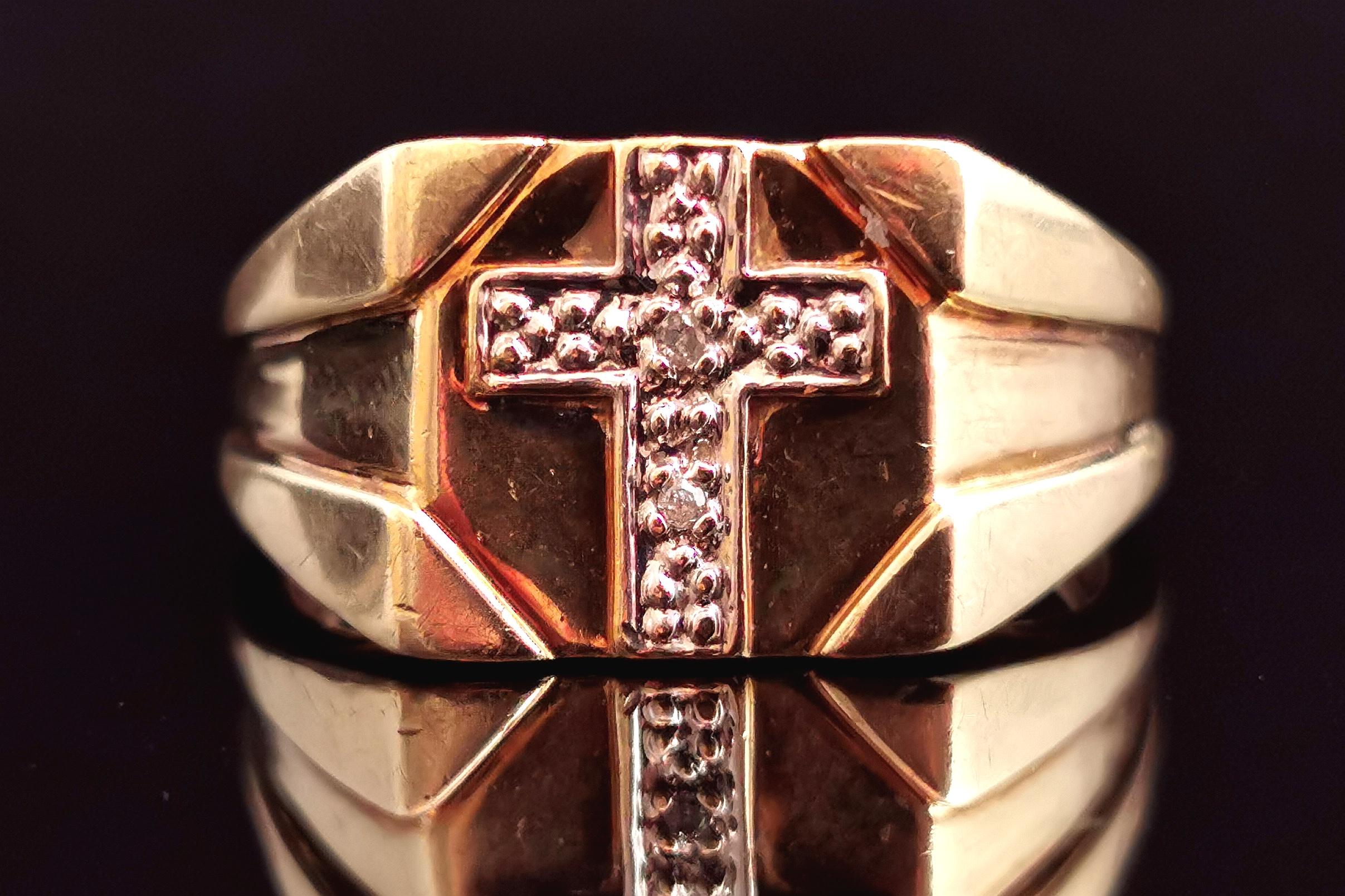 Siegelring aus 9 Karat Gold mit Diamanten am Kreuz (Moderne)