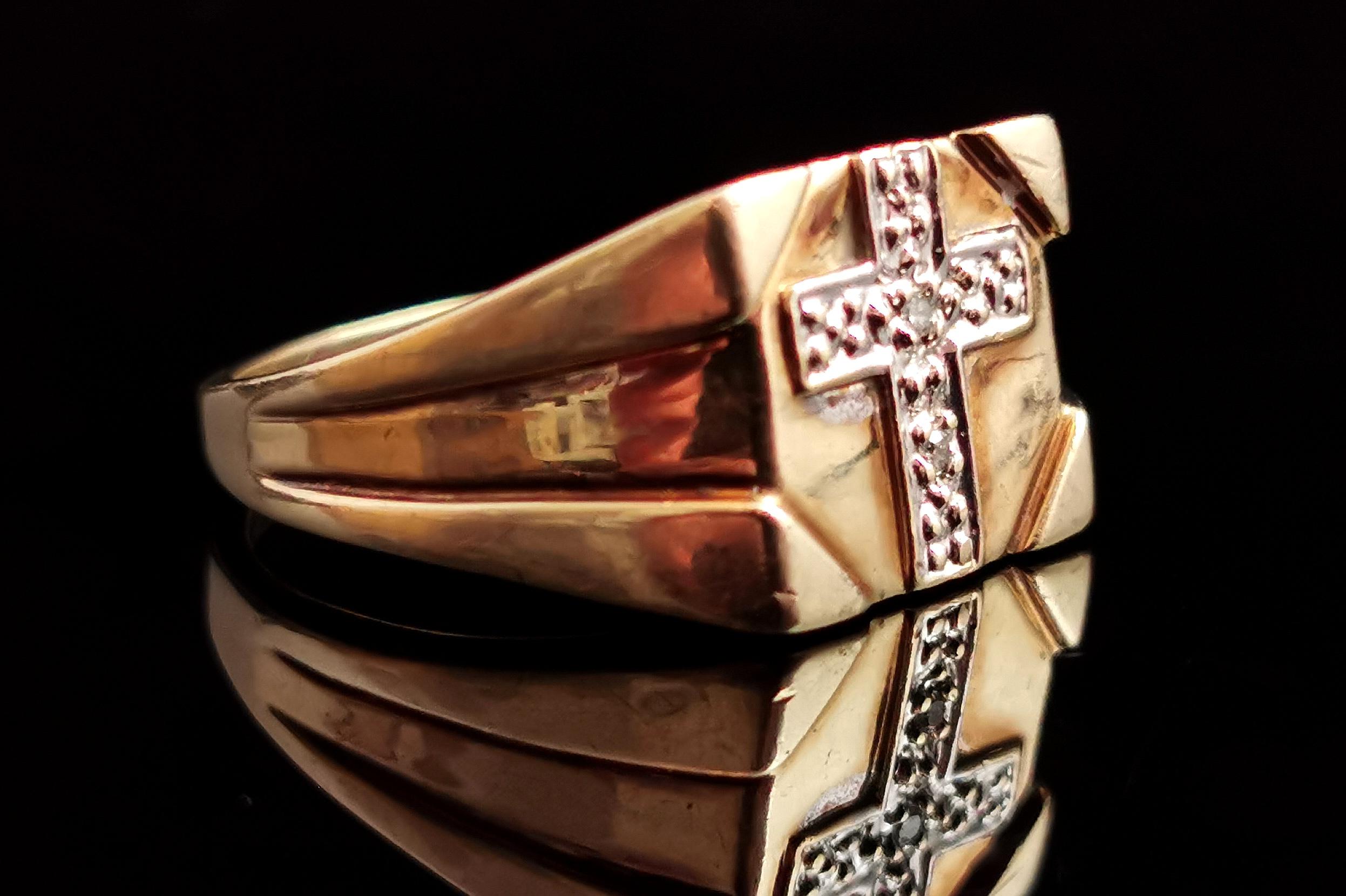 Siegelring aus 9 Karat Gold mit Diamanten am Kreuz im Zustand „Relativ gut“ in NEWARK, GB