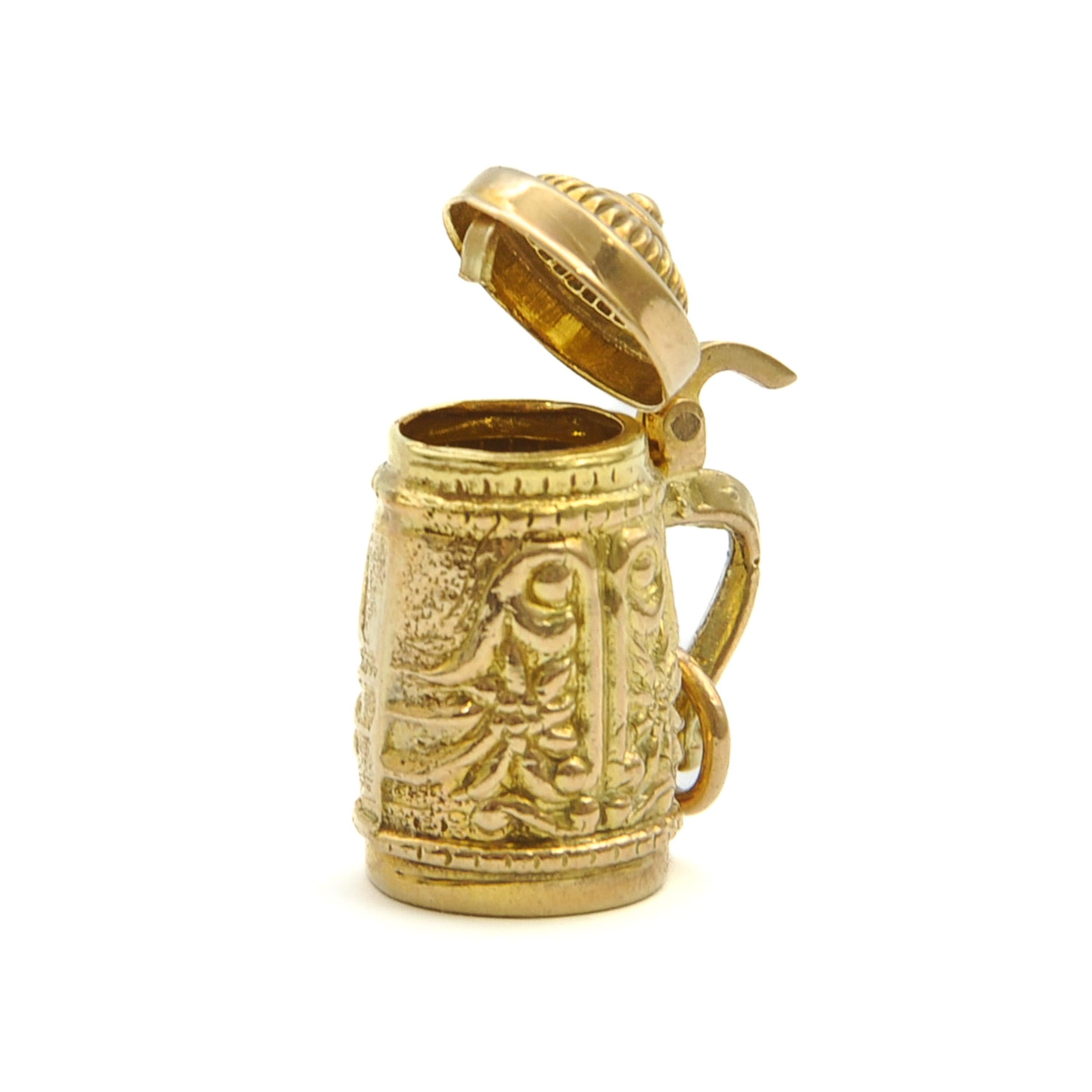 Vintage 9K Gold Engraved Edelweiss Beer Stein Mug Charm Pendant In Good Condition For Sale In Rotterdam, NL