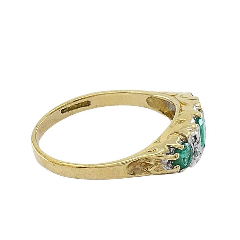 Taglio misto Anello a tre pietre con smeraldo e diamante in oro 9k vintage in vendita