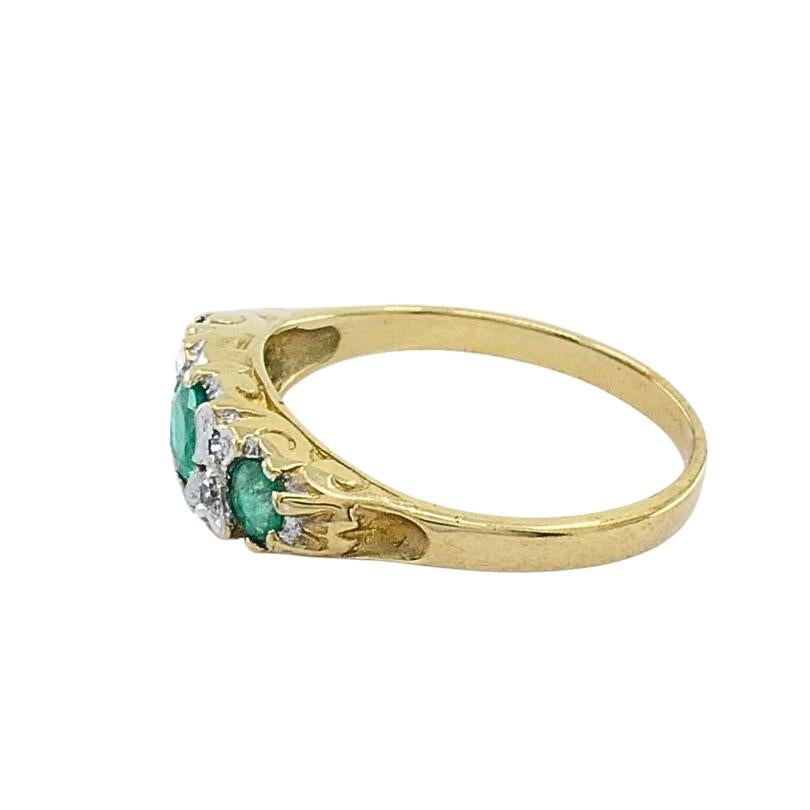 Anello a tre pietre con smeraldo e diamante in oro 9k vintage In condizioni buone in vendita a Beverly Hills, CA