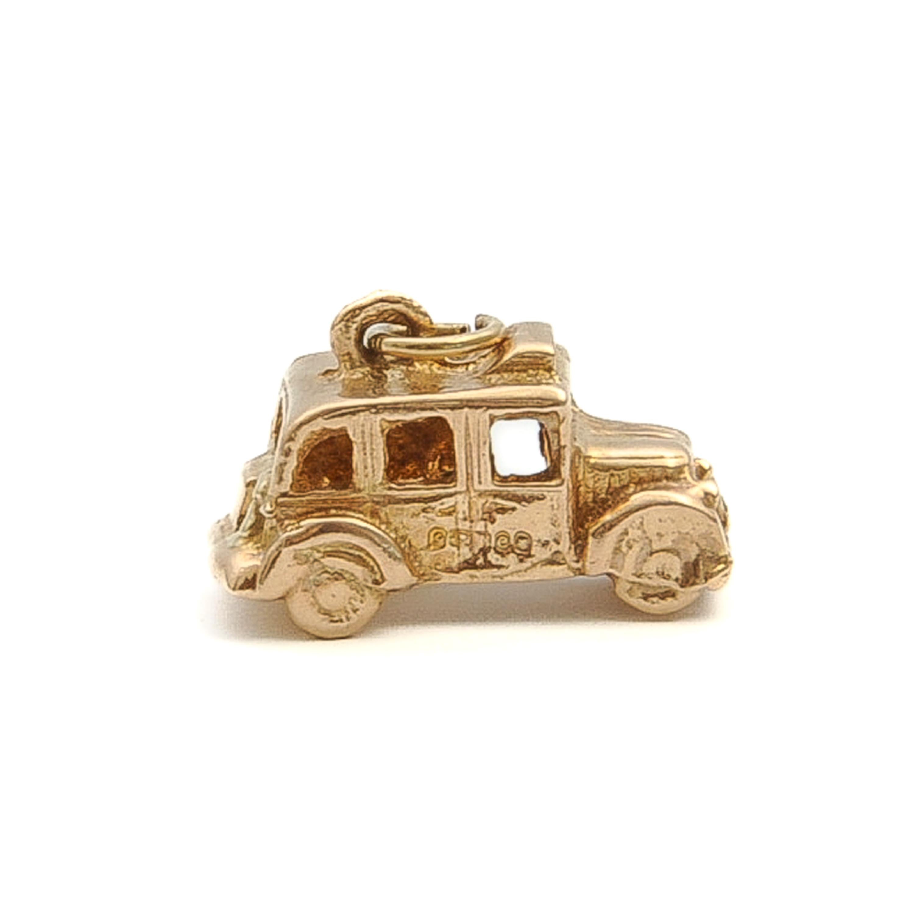 Vintage 9K Gold English Taxi Cab Charm Pendant In Good Condition For Sale In Rotterdam, NL