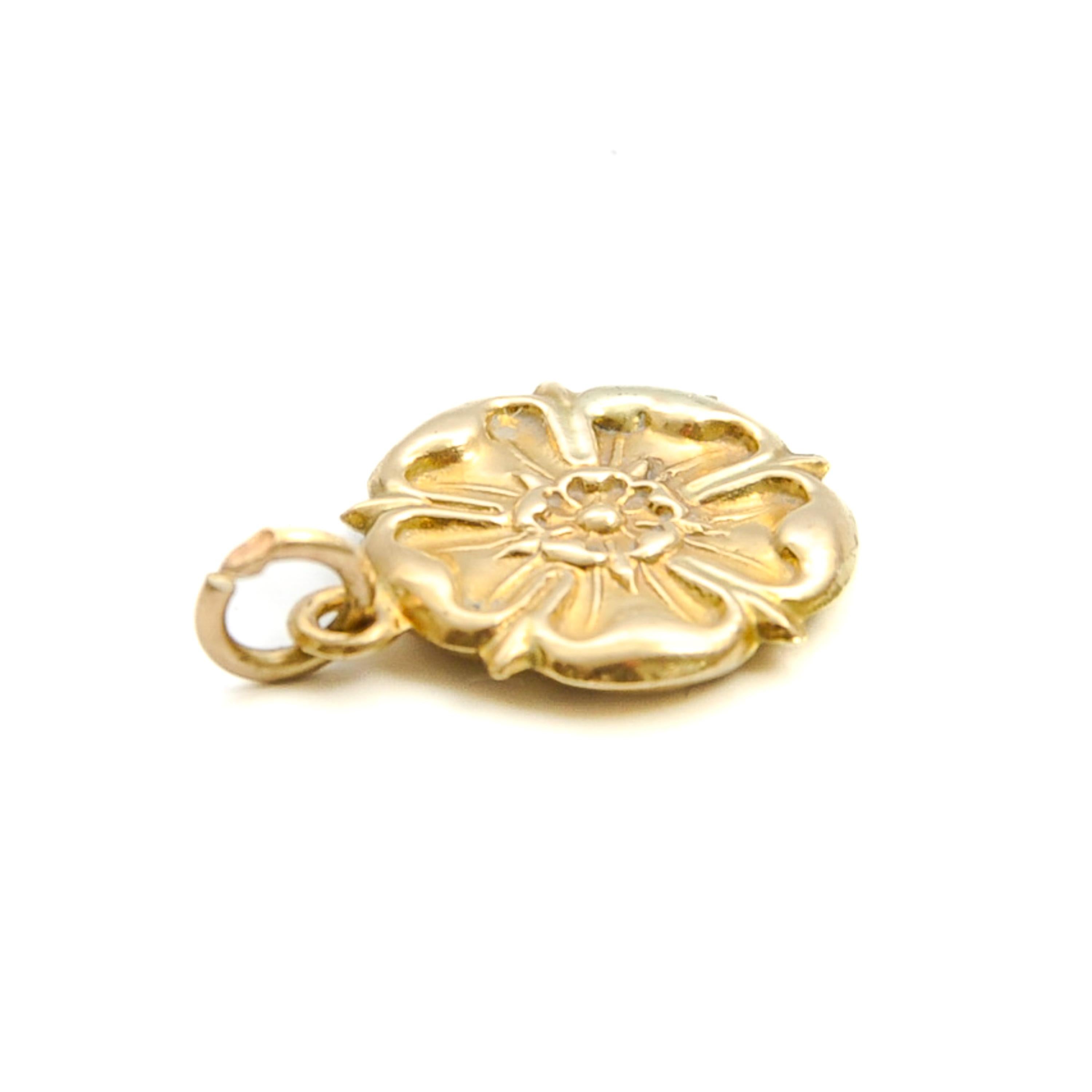Vintage 9K Gold Tudor Rose Charm Pendant In Good Condition For Sale In Rotterdam, NL