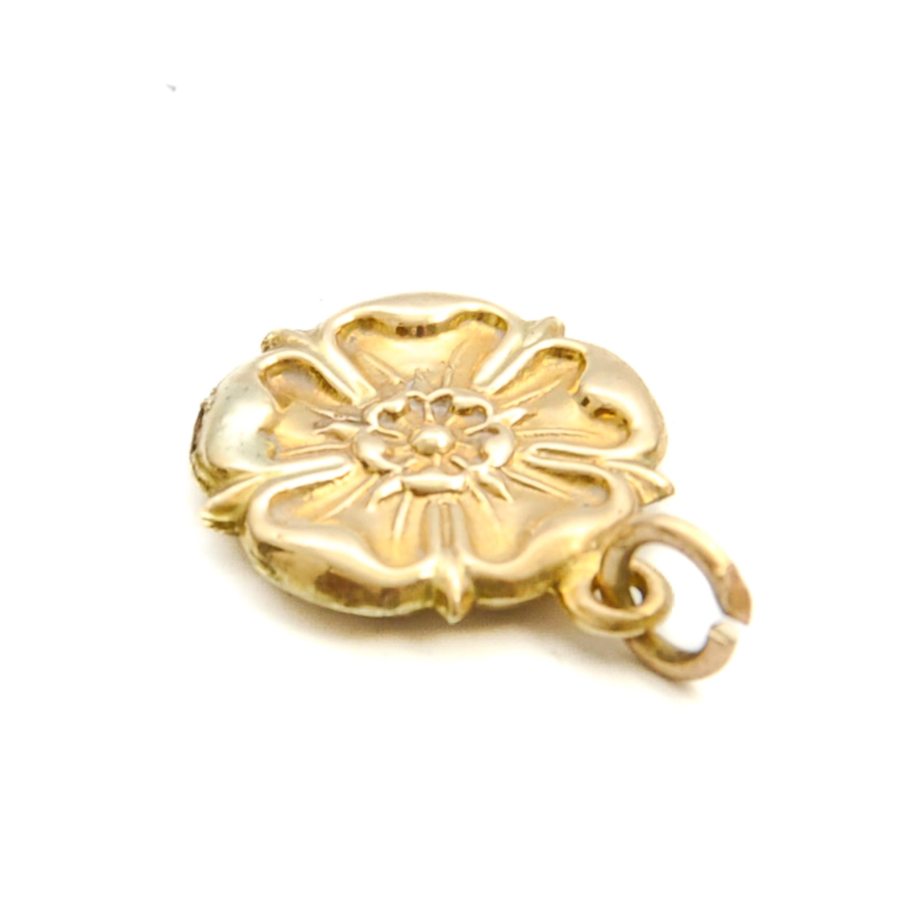 Pendentif breloque Tudor rose vintage en or 9 carats Pour femmes en vente