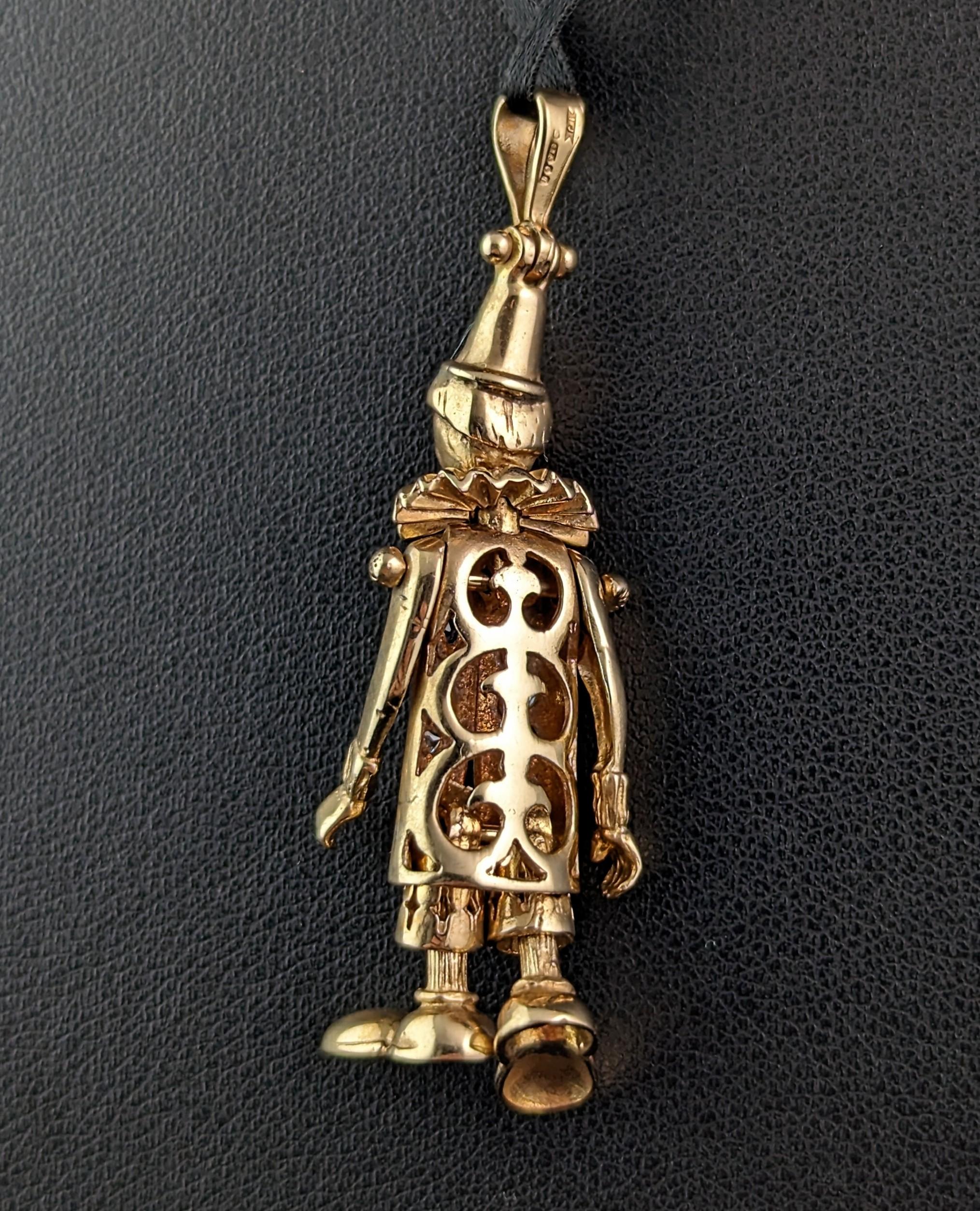 Vintage 9k gold Gemstone clown pendant, Articulated  In Good Condition For Sale In NEWARK, GB