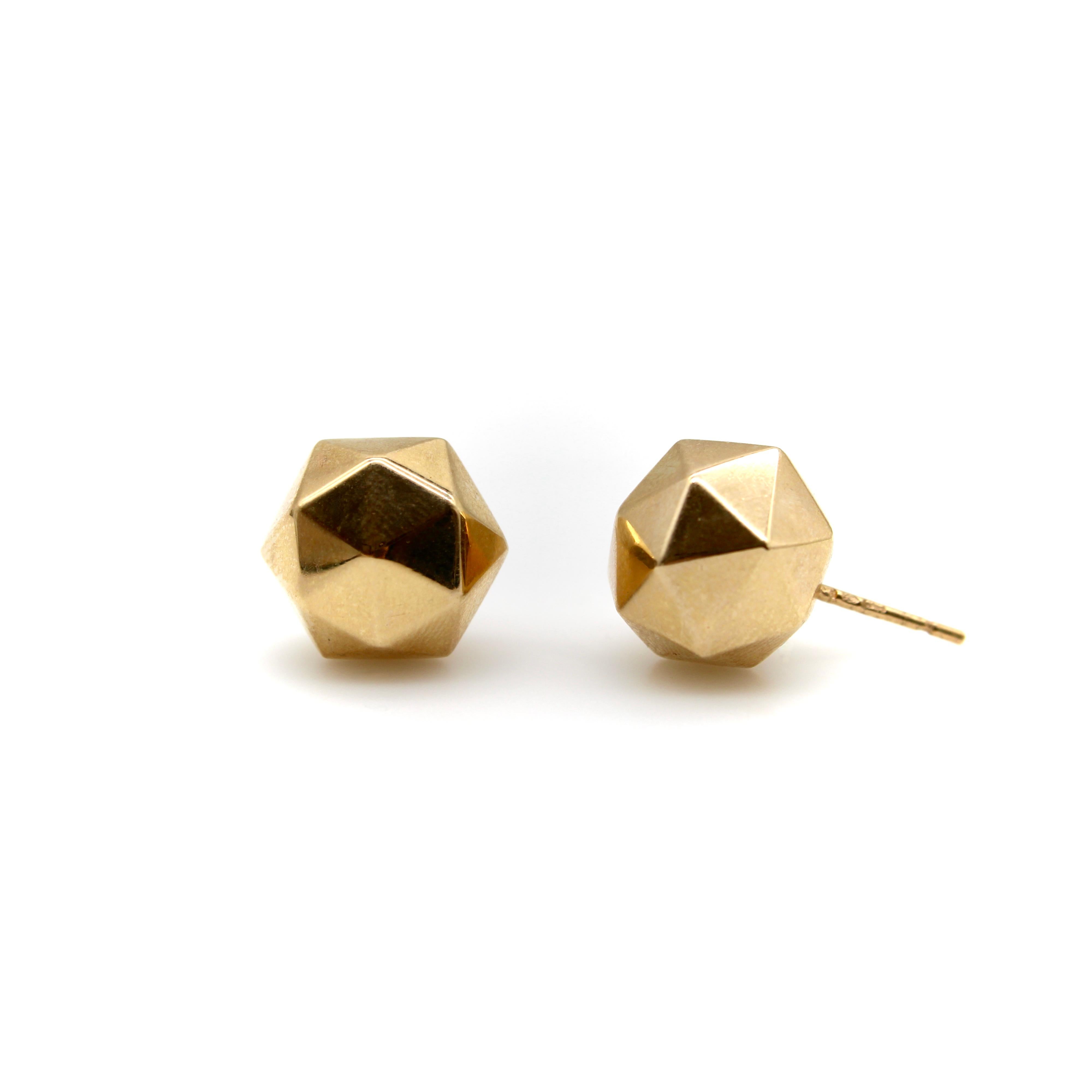 Diese geometrischen Vintage-Ohrringe aus 9-karätigem Gold lassen sich am besten als geodätische Kuppeln beschreiben.  Geodätische Kuppeln sind kugelförmige Strukturen aus Dreiecken, die das Gewicht gleichmäßig verteilen - eine architektonische
