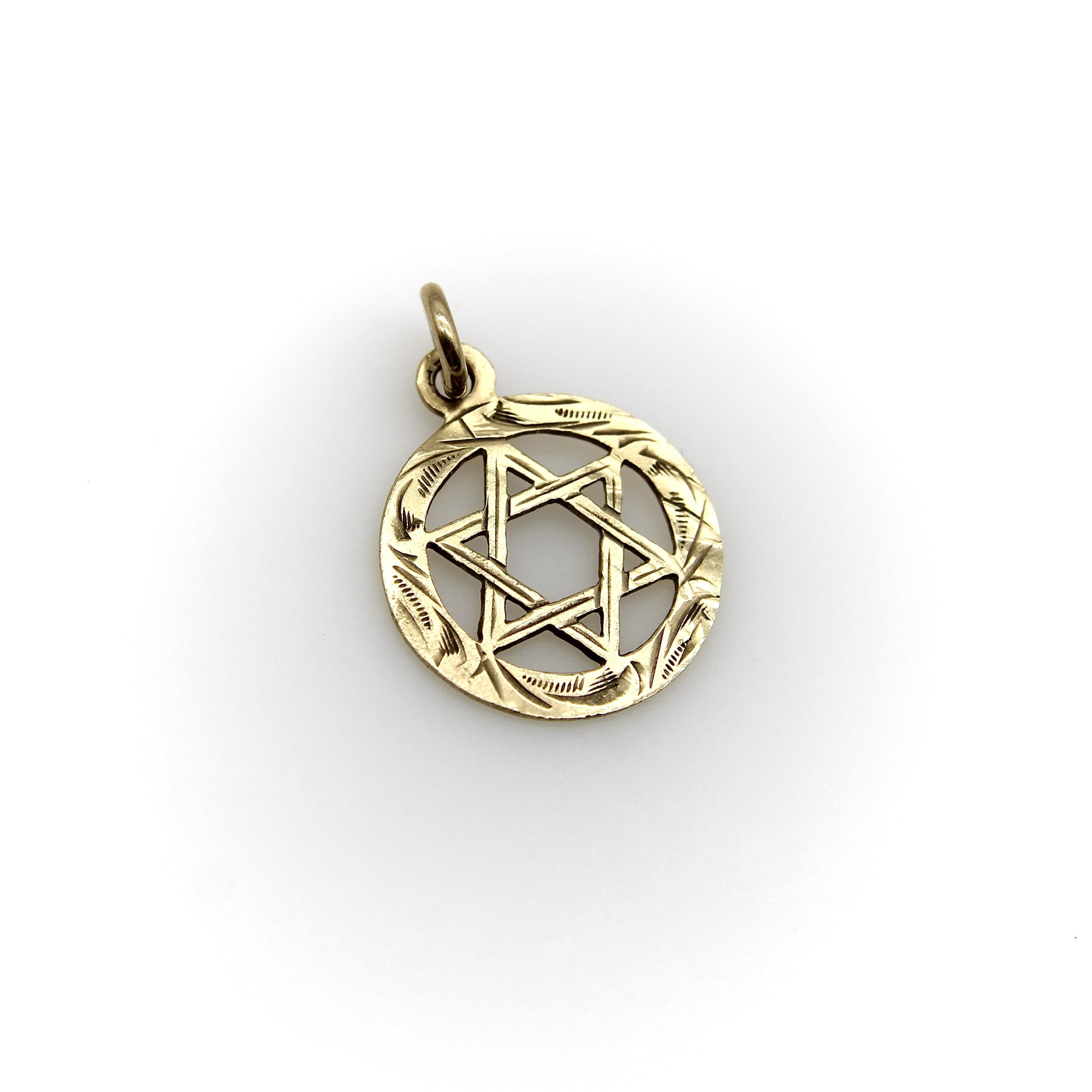 Questo charme vintage in oro 9k raffigura la Stella di David. È inciso a mano con un motivo ondulatorio intorno al cerchio esterno e linee delicate all'interno della stella che la fanno sembrare intrecciata. 

Misura 9/16