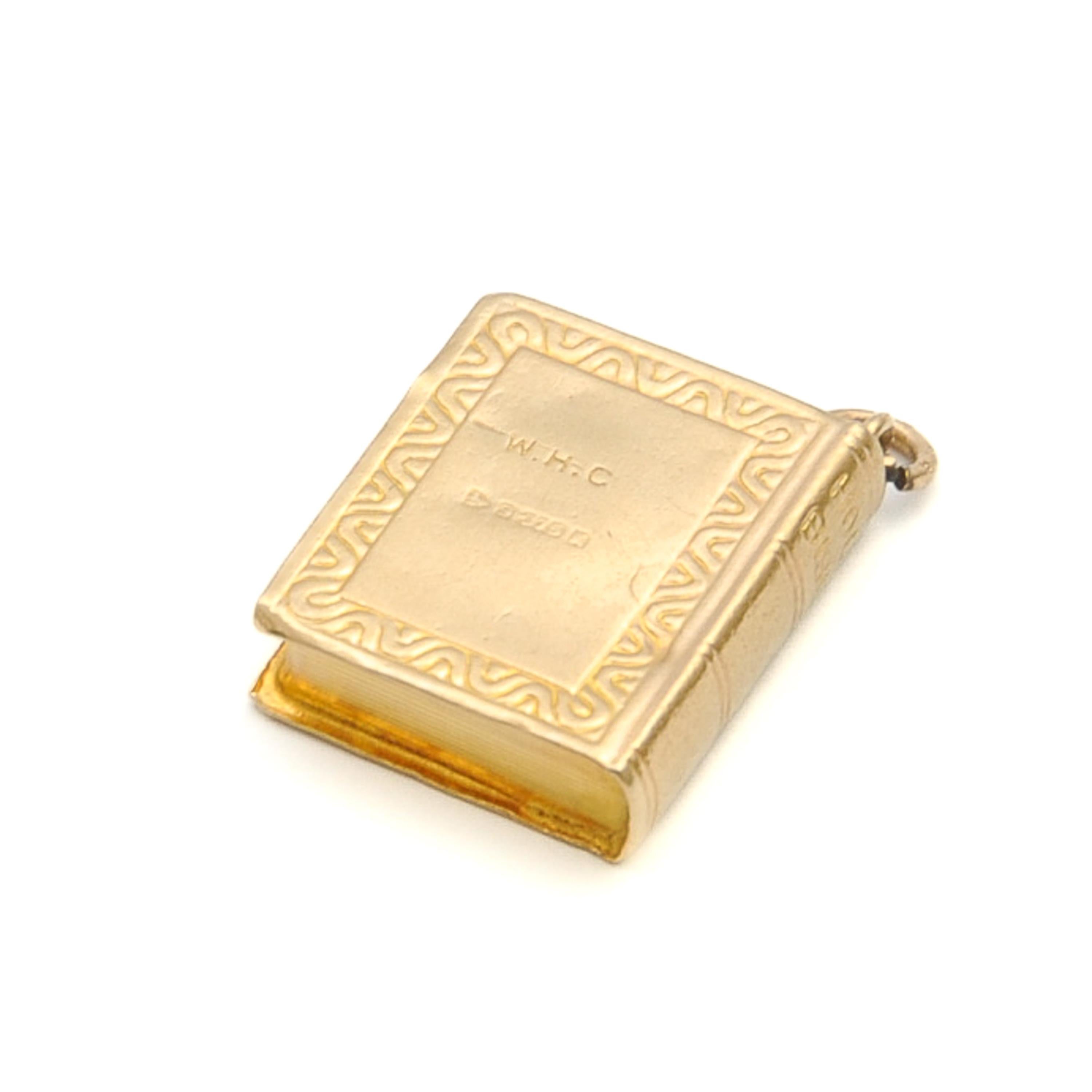 Vintage 9K Gold Holy Bible Biblical Charm Pendant In Good Condition For Sale In Rotterdam, NL
