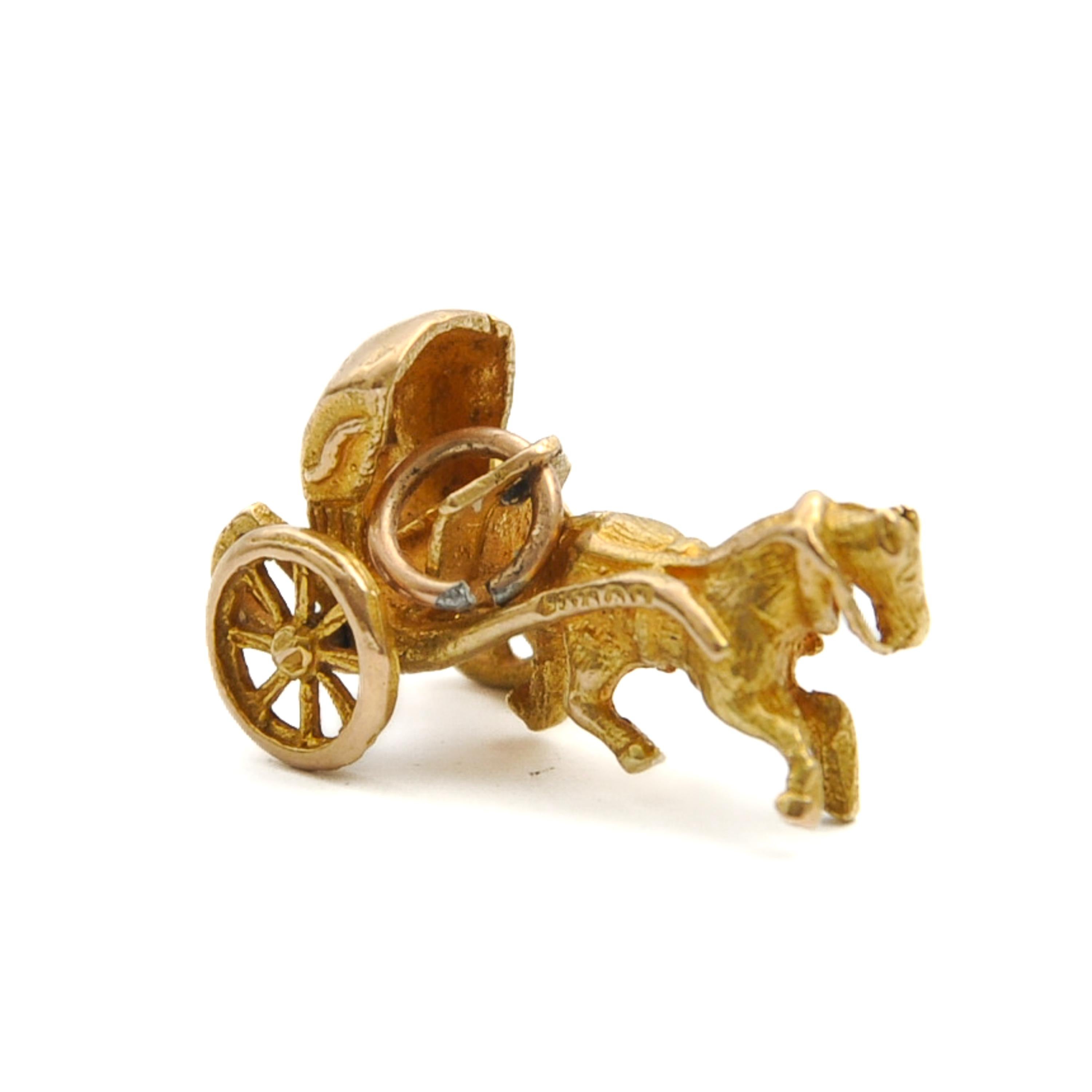 Pendentif breloque vintage cheval avec calèche en or 9 carats en vente 2
