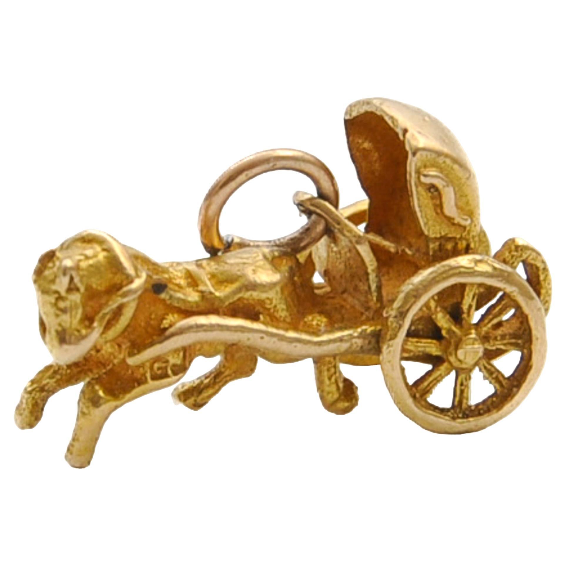 Pendentif breloque vintage cheval avec calèche en or 9 carats en vente