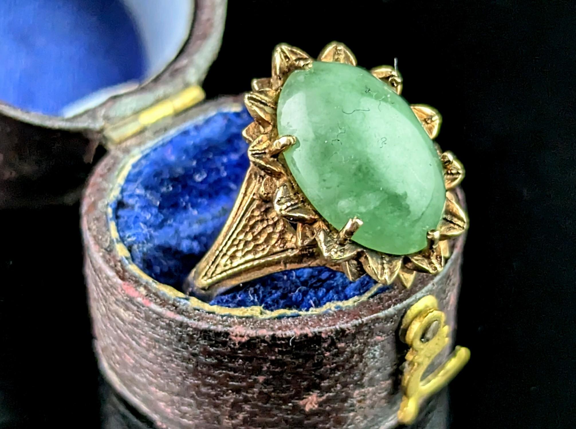 Cabochon Vintage 9k gold Jade cabochon ring, 1970s For Sale