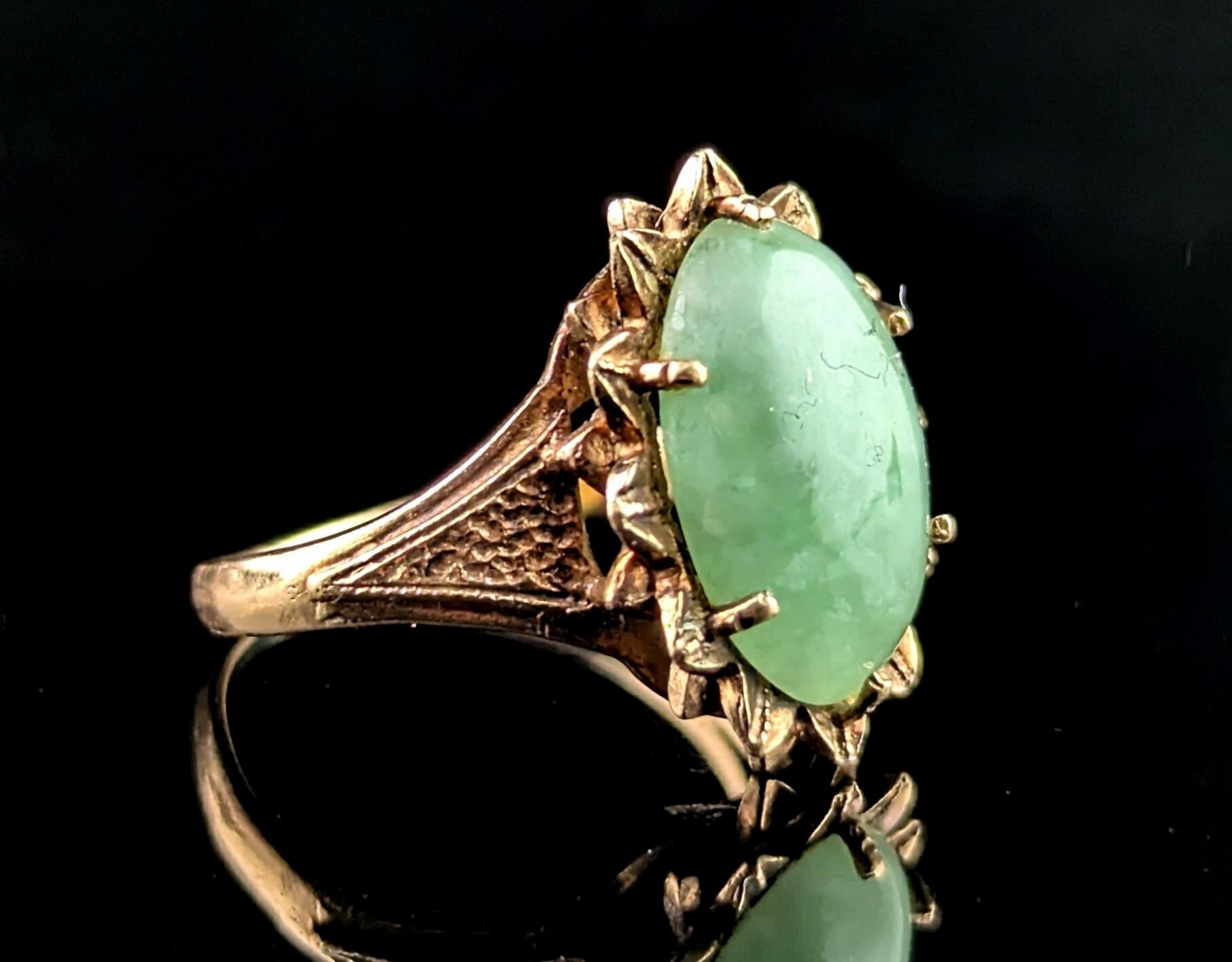 Vintage 9k gold Jade cabochon ring, 1970s In Good Condition For Sale In NEWARK, GB