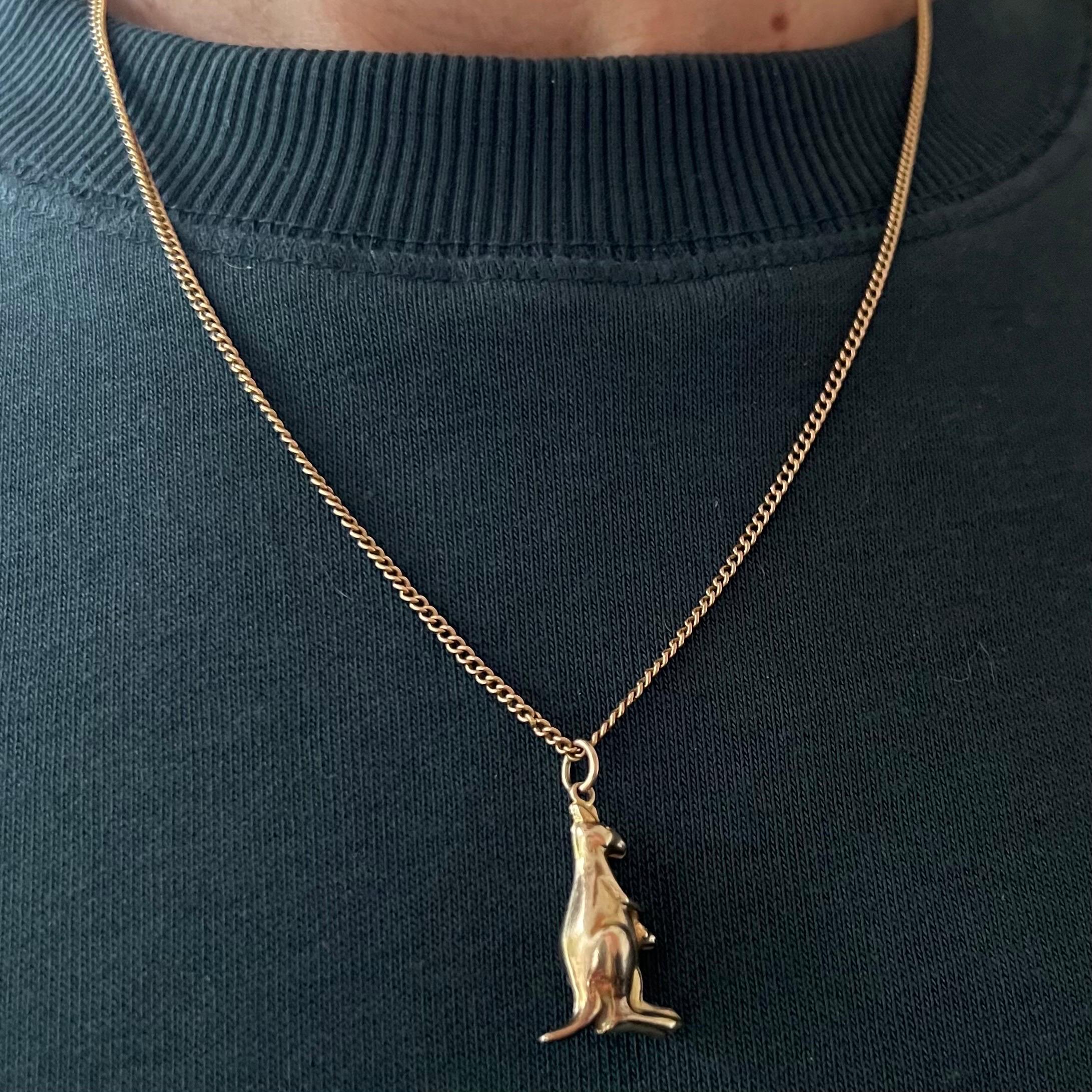 A vintage 9 karat yellow gold kangaroo charm pendant with a baby in hr pouch. The lovely kangaroo is beautifully detailed and created with an adorable baby kangaroo in her pouch. 

The kangaroo and emu are the symbols of Australia, they were chosen