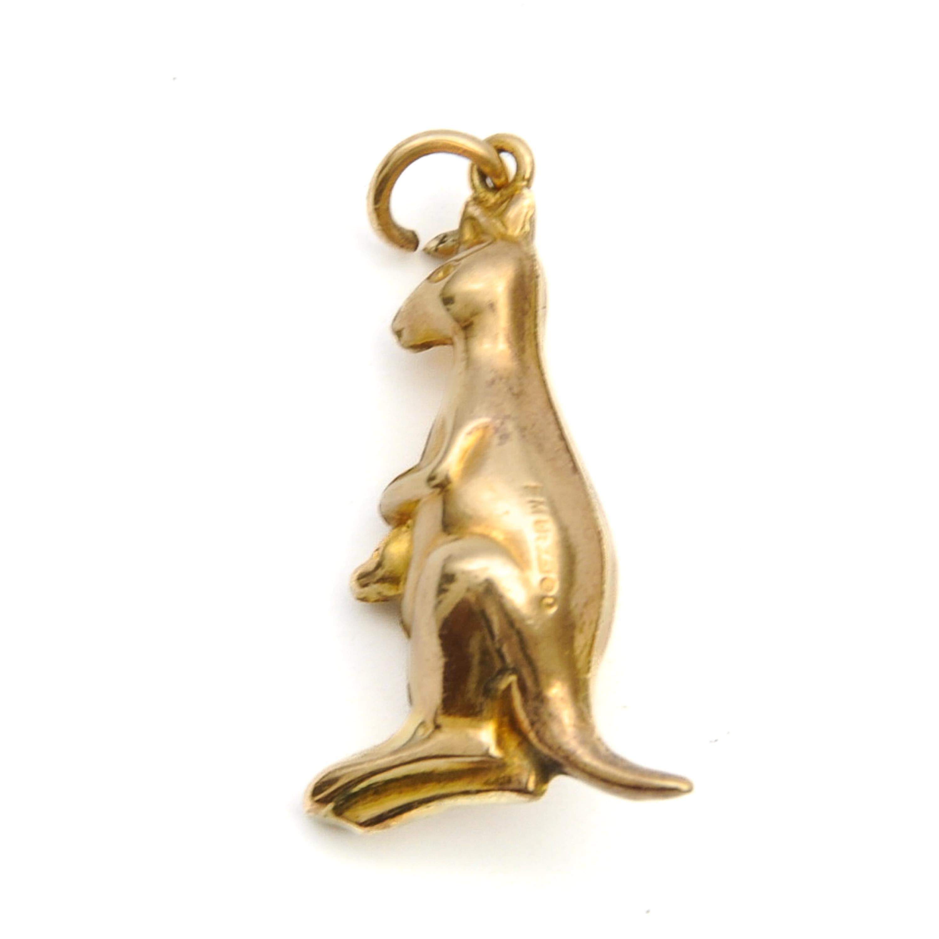 Vintage 9K Gold Kangaroo with Baby in Pouch Charm Pendant In Good Condition For Sale In Rotterdam, NL