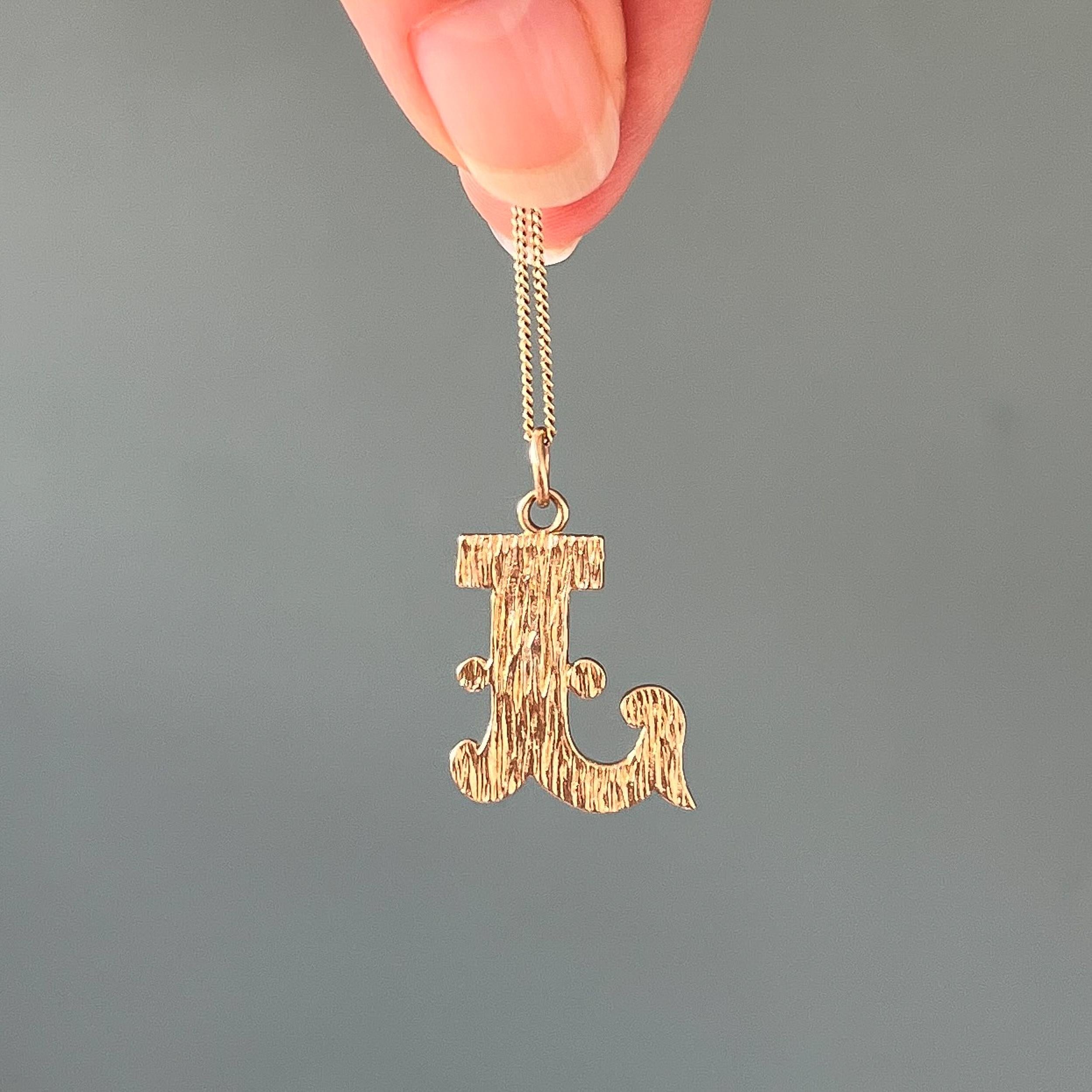 A vintage 9 karat yellow gold L initial letter charm pendant. This charm is nicely detailed and beautifully made with gold and etched structure design. The font reminds me of the old western cowboy style - its towns and saloons. This charm is