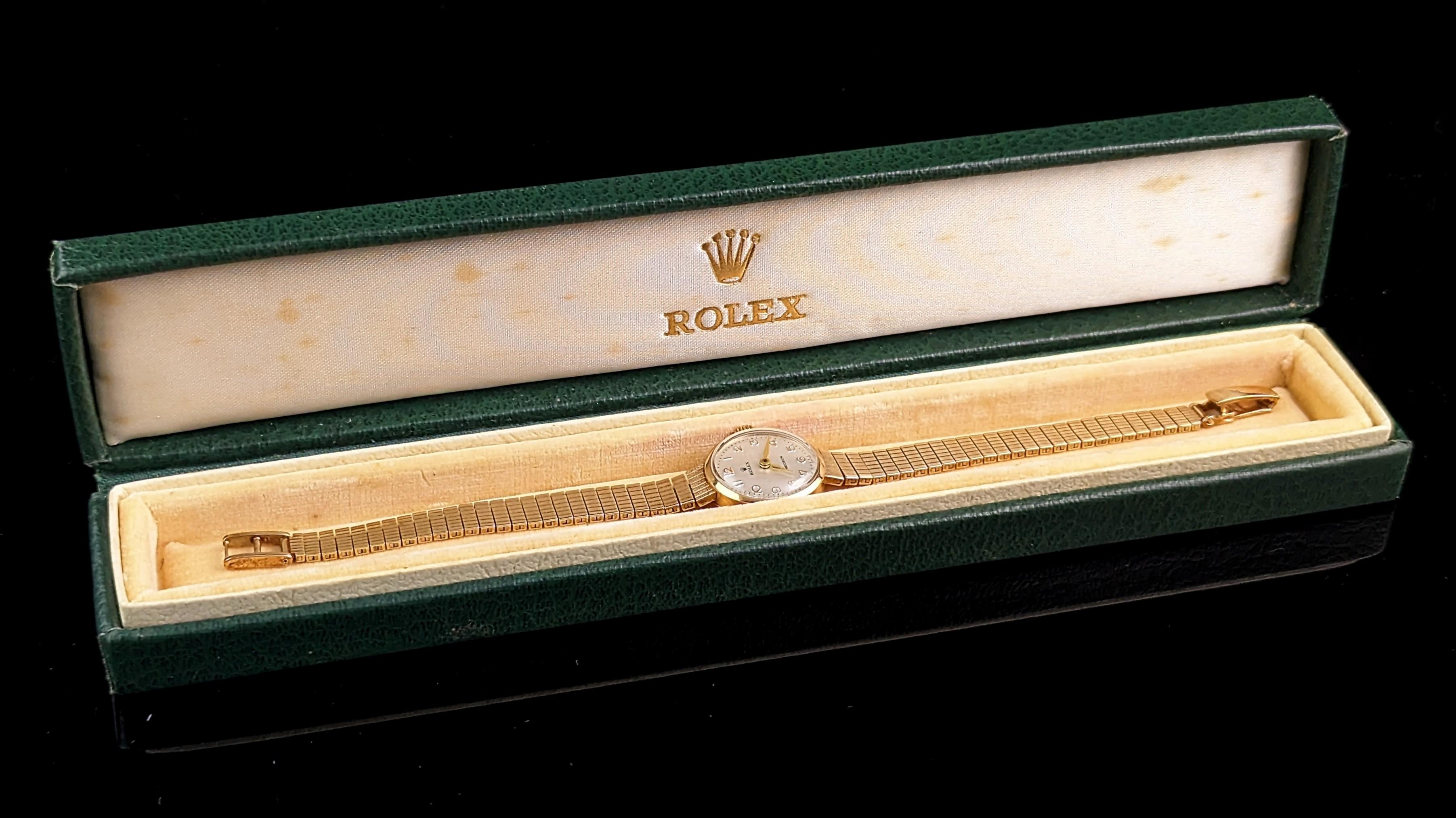Cette montre-bracelet de précision Rolex en or 9ct pour dames est la pièce classique par excellence.

Elle présente un boîtier traditionnel de forme circulaire en or 9ct, marqué sur le boîtier extérieur et poinçonné à l'intérieur, la montre a un