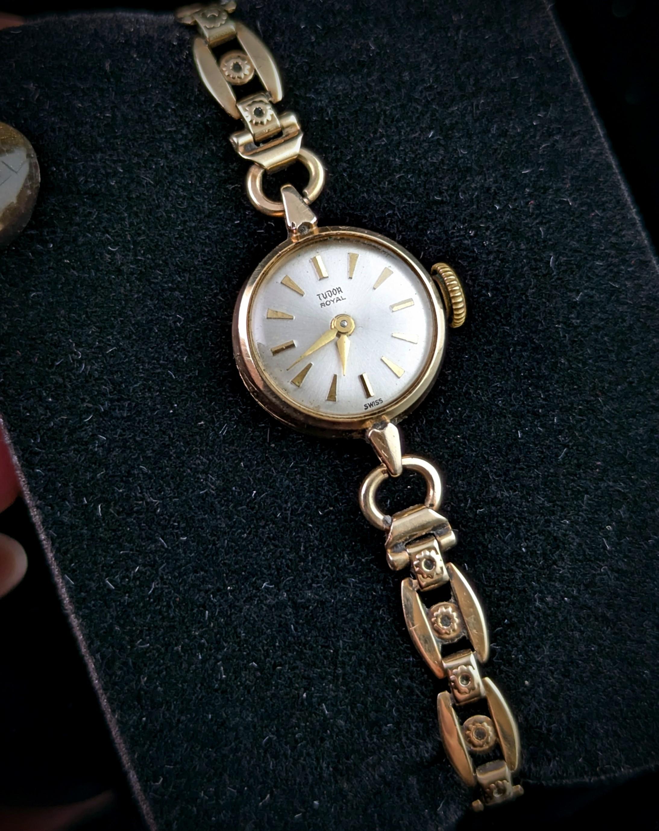 Der perfekte klassische Zeitmesser ist das, was Sie mit dieser Vintage Damen 9ct Gold Tudor Royal Armbanduhr finden werden.

Es verfügt über eine kreisförmige Gehäuse in 9ct Gold auf dem äußeren Gehäuse markiert und intern gestempelt, hat die Uhr
