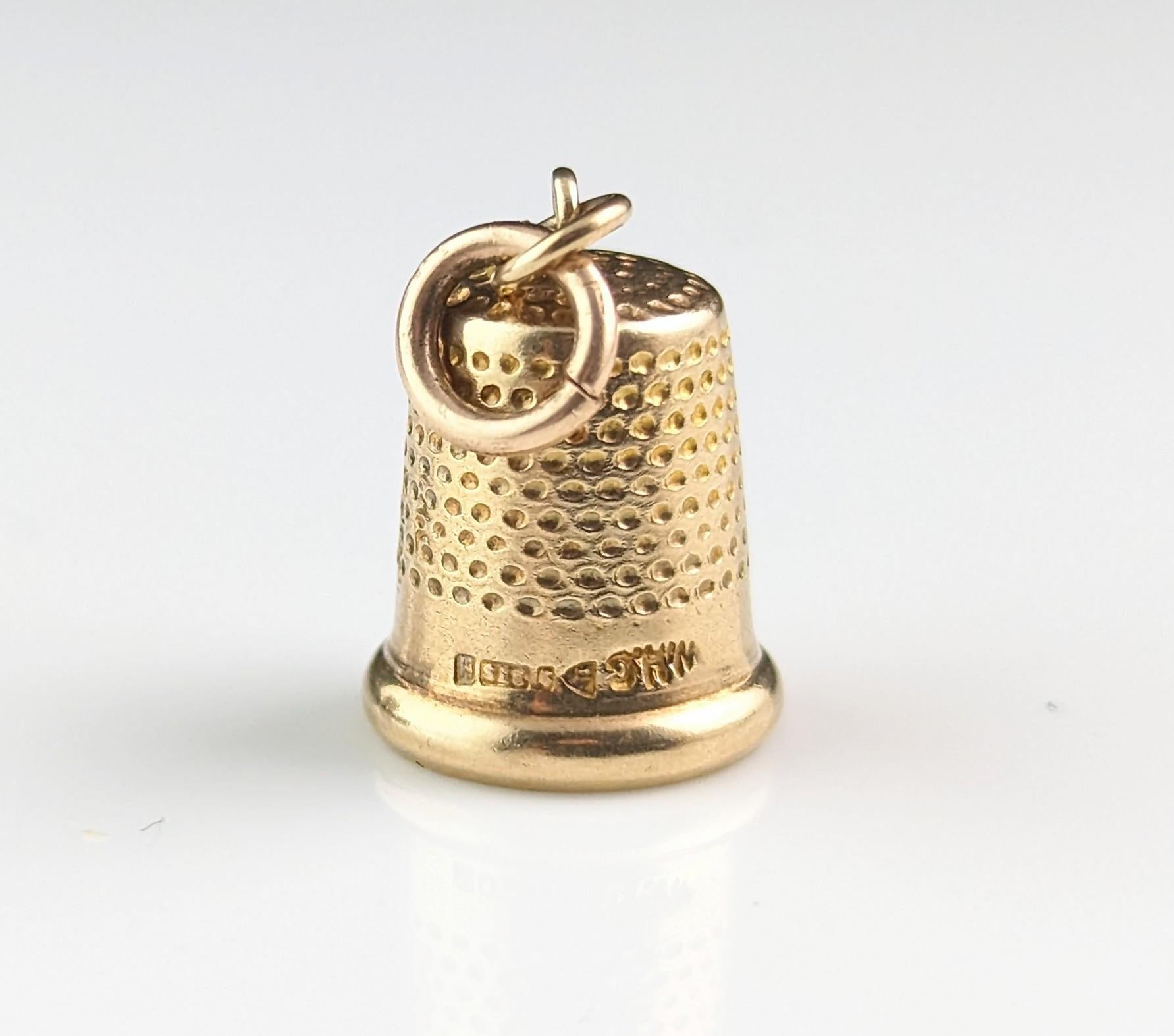 Pendentif vintage en or 9k avec breloque de dé à coudre miniature  en vente 6