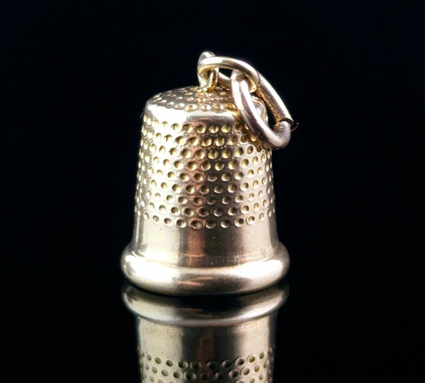 Pendentif vintage en or 9k avec breloque de dé à coudre miniature  en vente 3