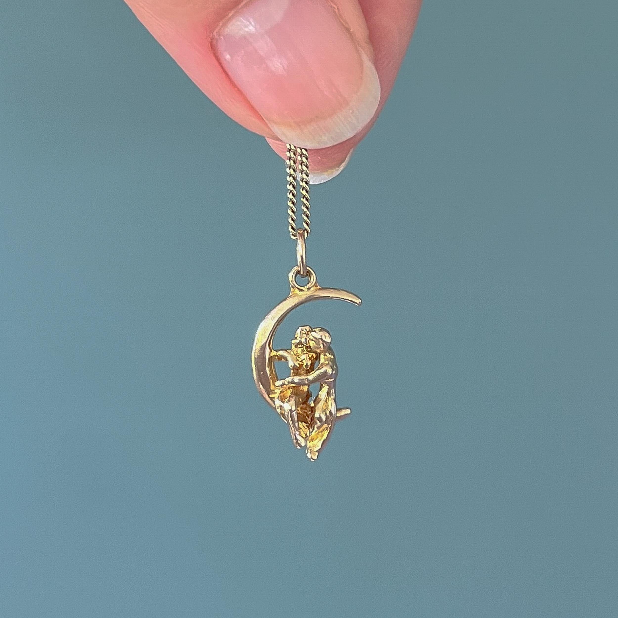 Vintage 9K Gold Movable Love Couple Crescent Charm Pendant In Good Condition For Sale In Rotterdam, NL