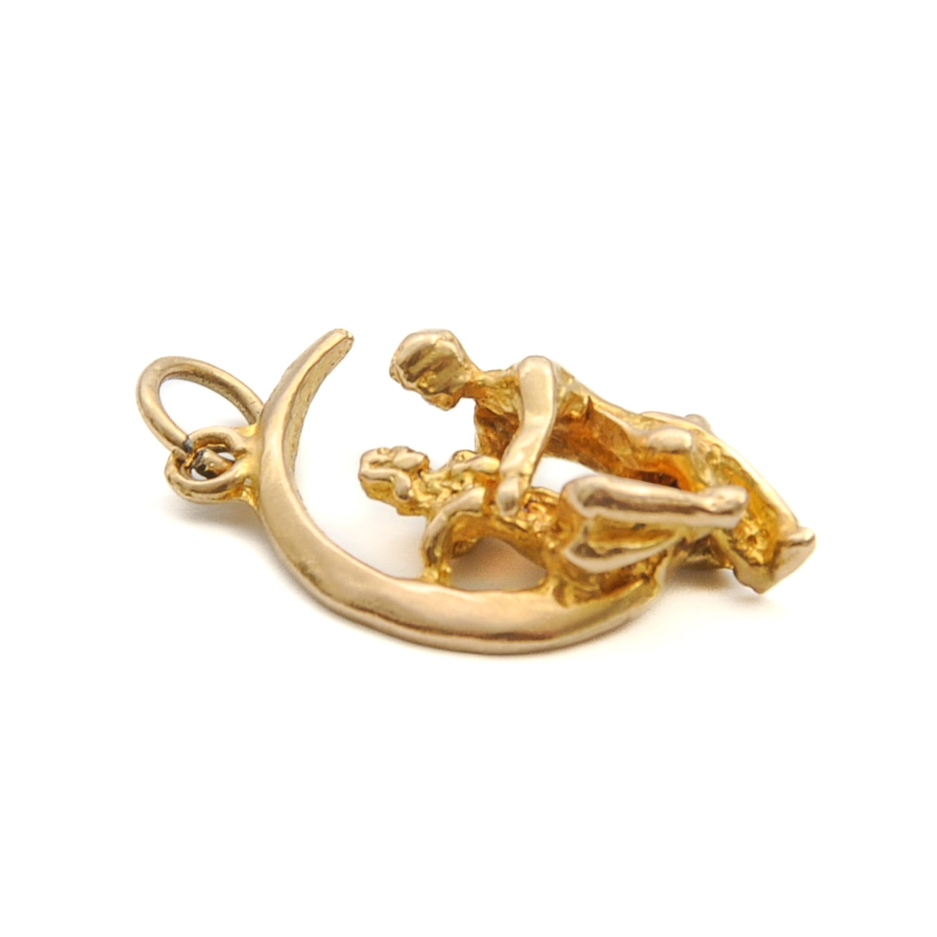 Vintage 9K Gold Movable Love Couple Crescent Charm Pendant For Sale 1