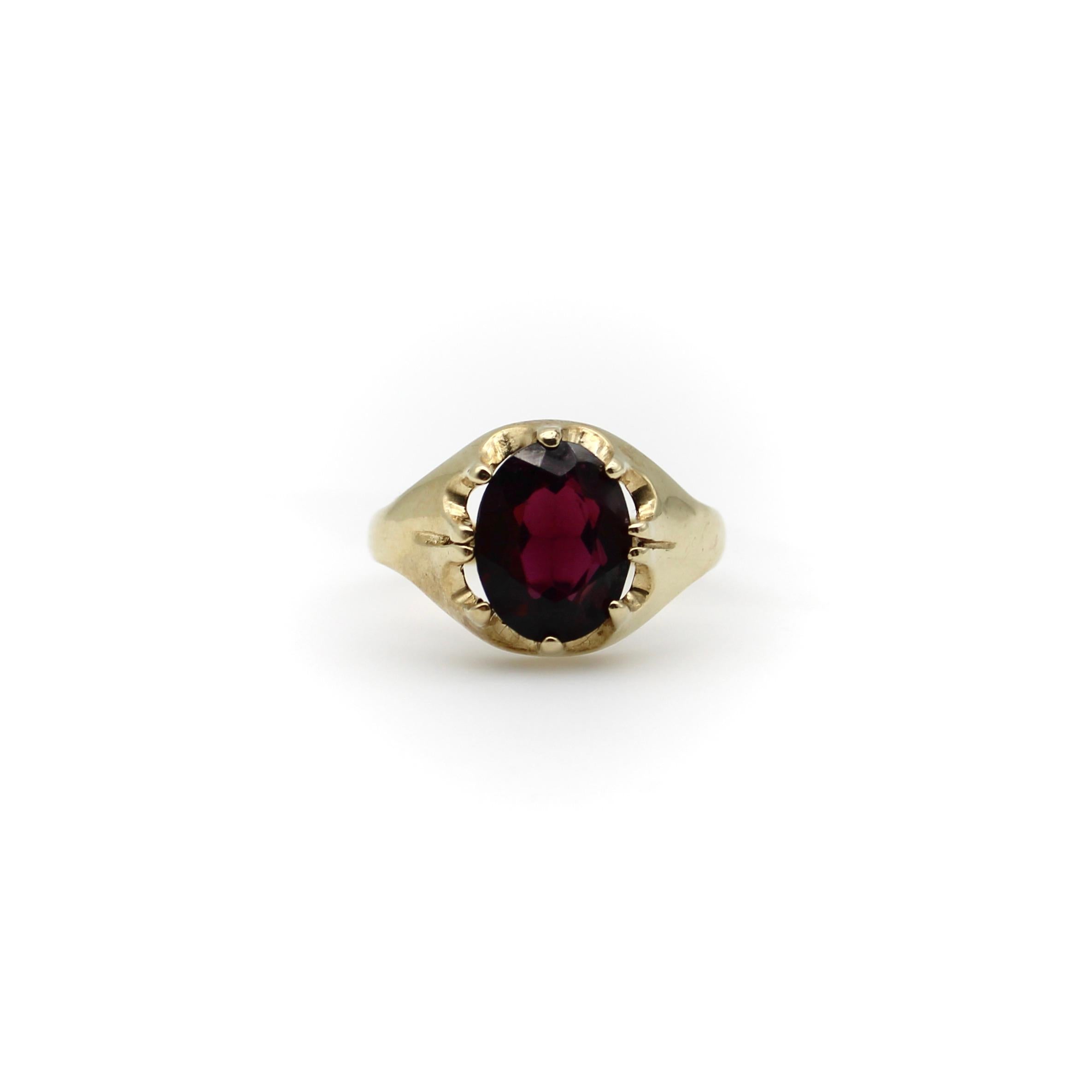 This is a lovely 9K gold and rhodolite garnet ring. The ring is well marked—it contains the makers mark, the mark for London and the date letter for 1994. This ring was made by the Berker Brothers. The Berker Brothers is a family run business that