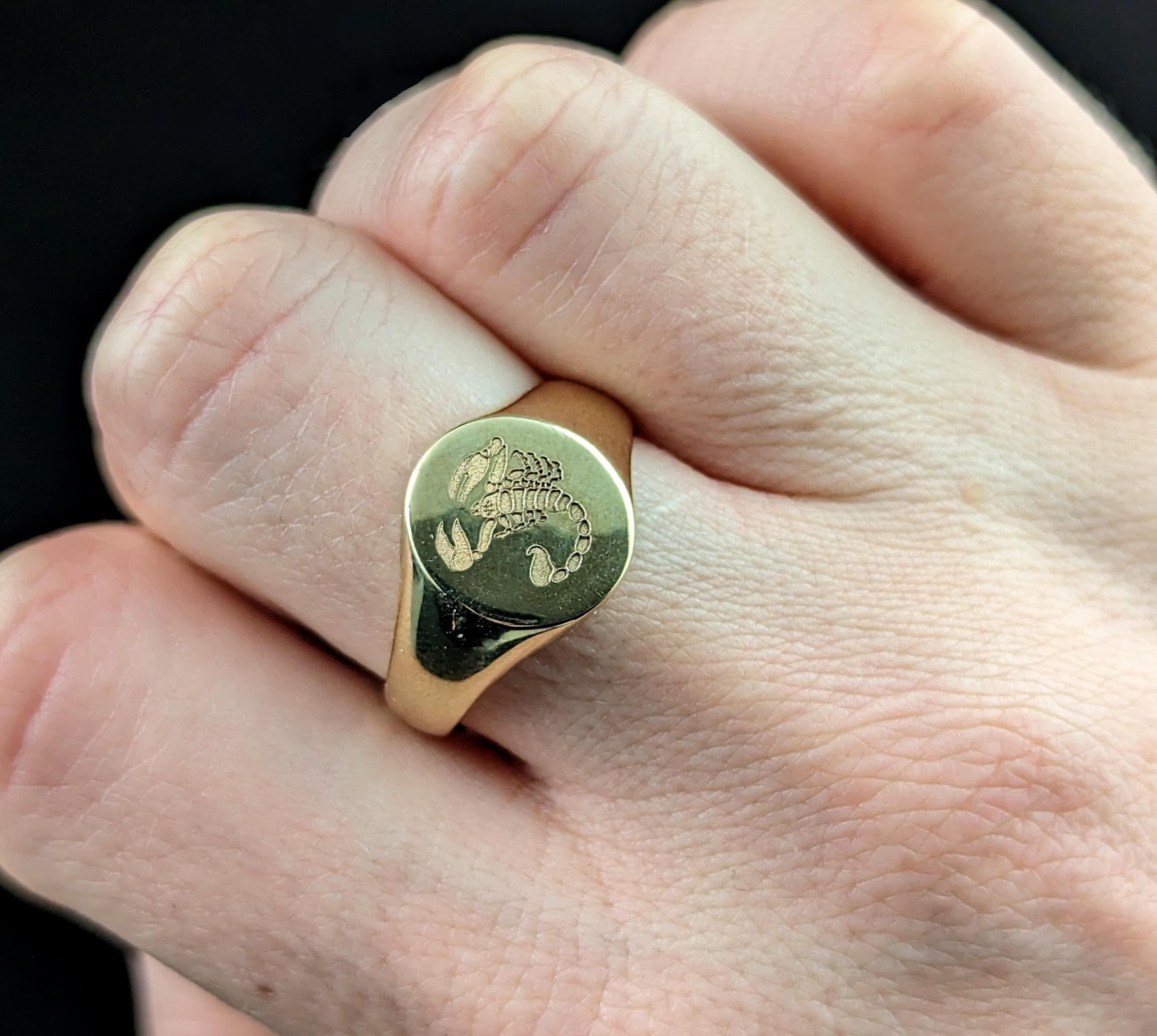 Vintage 9k gold signet ring, Scorpion, heavy  In Good Condition For Sale In NEWARK, GB
